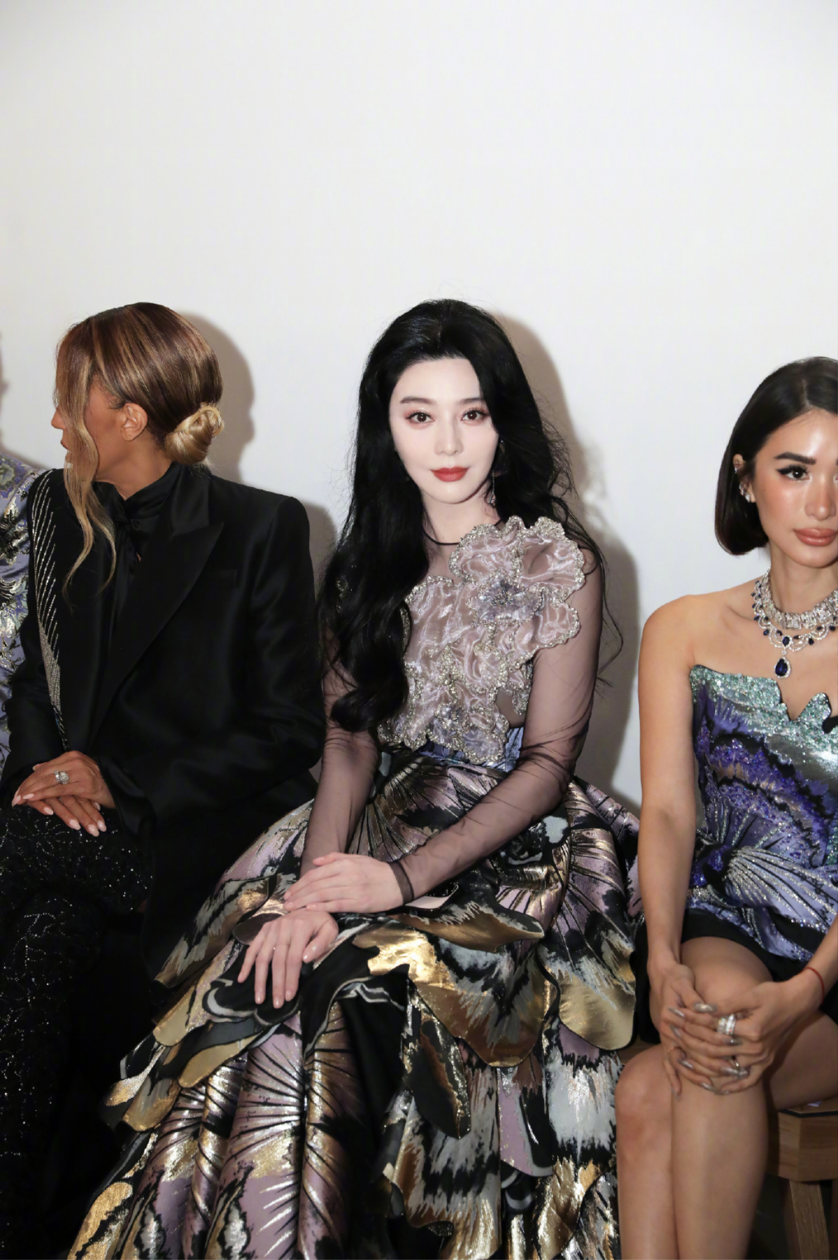 Phạm Băng Băng sến súa tại Paris Fashion Week: Nhan sắc 'gánh' hết trang phục? Ảnh 2