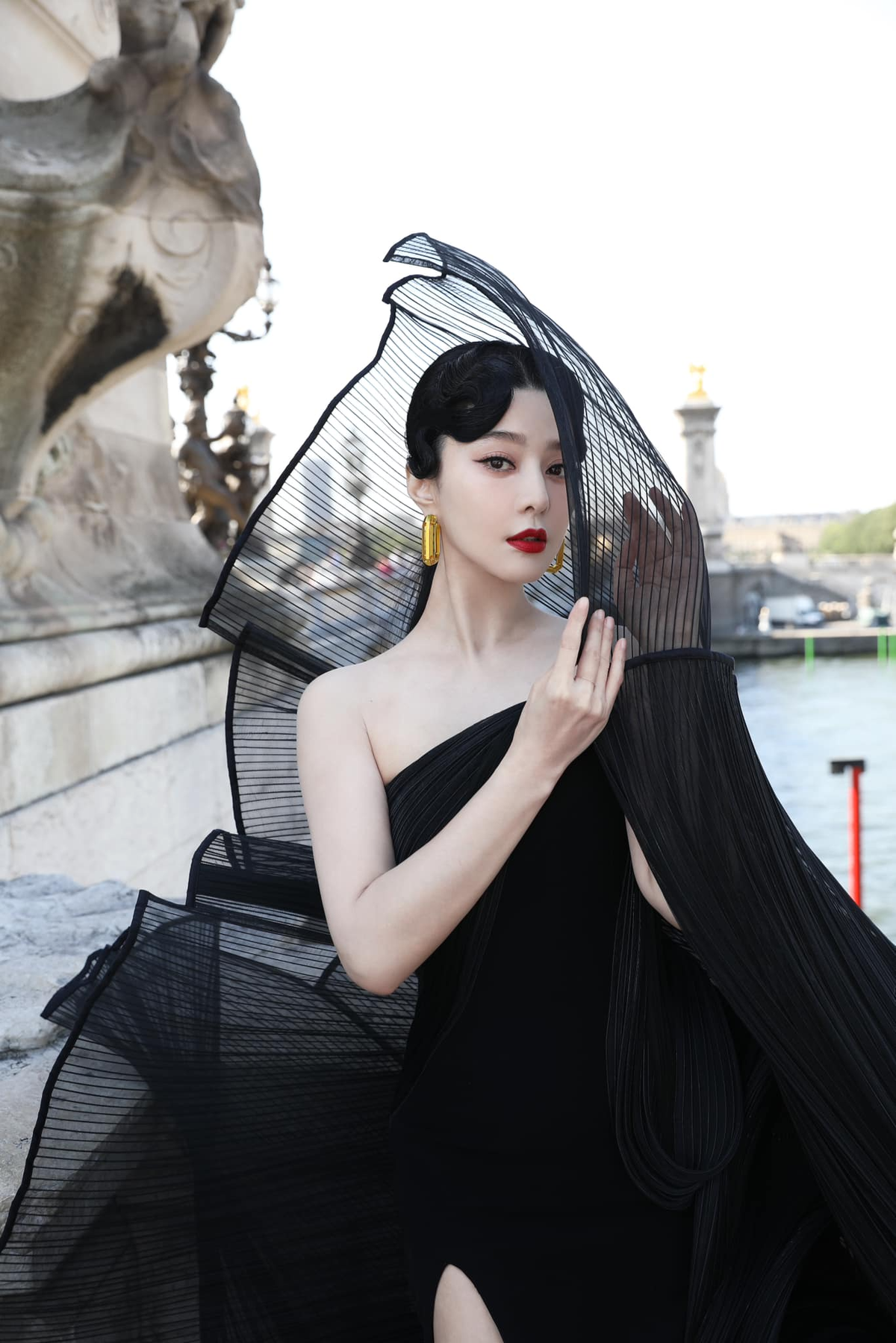 Phạm Băng Băng đi 'chân đất', thả dáng lả lơi tại Paris Fashion Week Ảnh 1