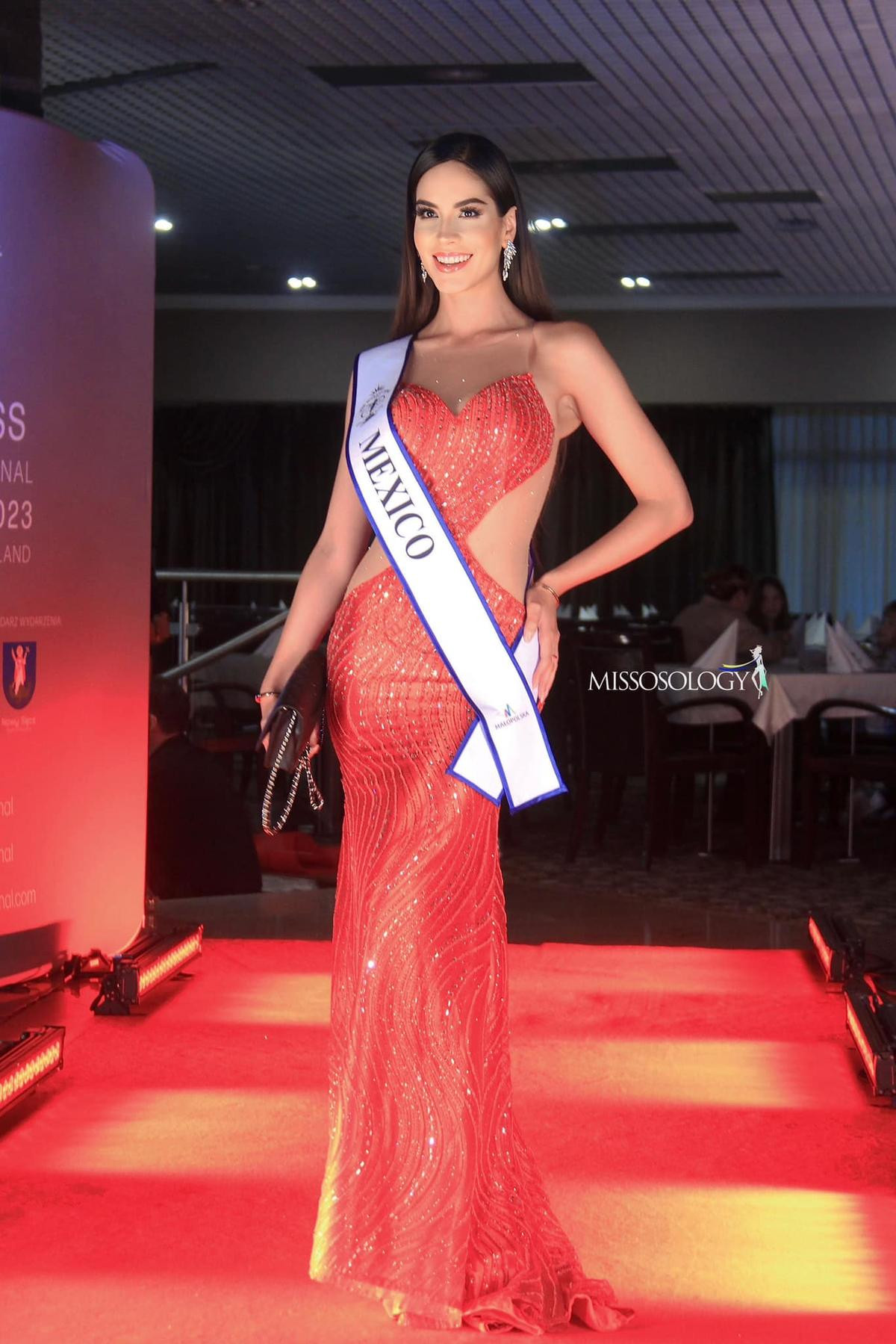 Top 10 bộ váy thanh lịch nhất tại Miss Supranational: Việt Nam đủ bén chưa? Ảnh 4