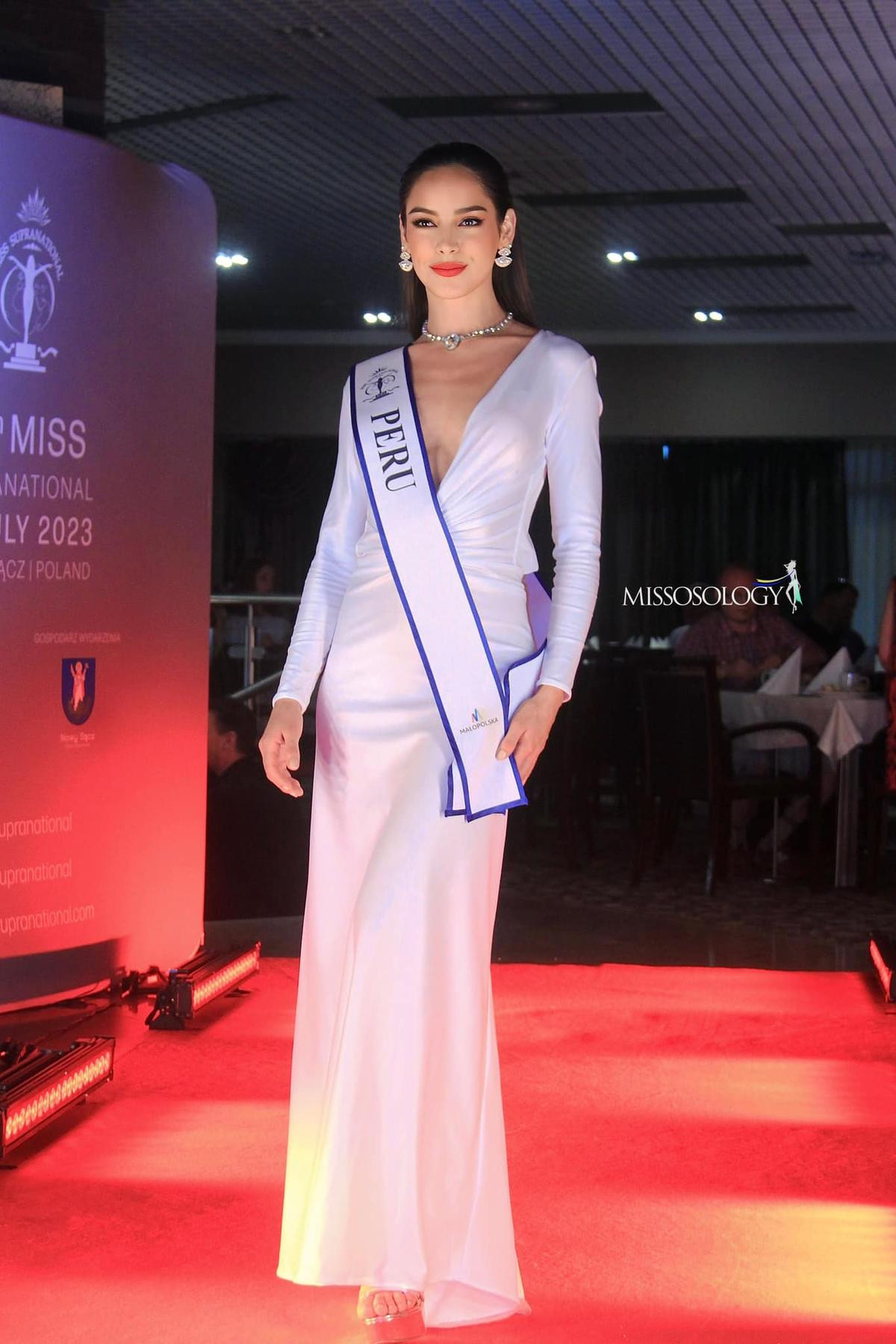 Top 10 bộ váy thanh lịch nhất tại Miss Supranational: Việt Nam đủ bén chưa? Ảnh 5