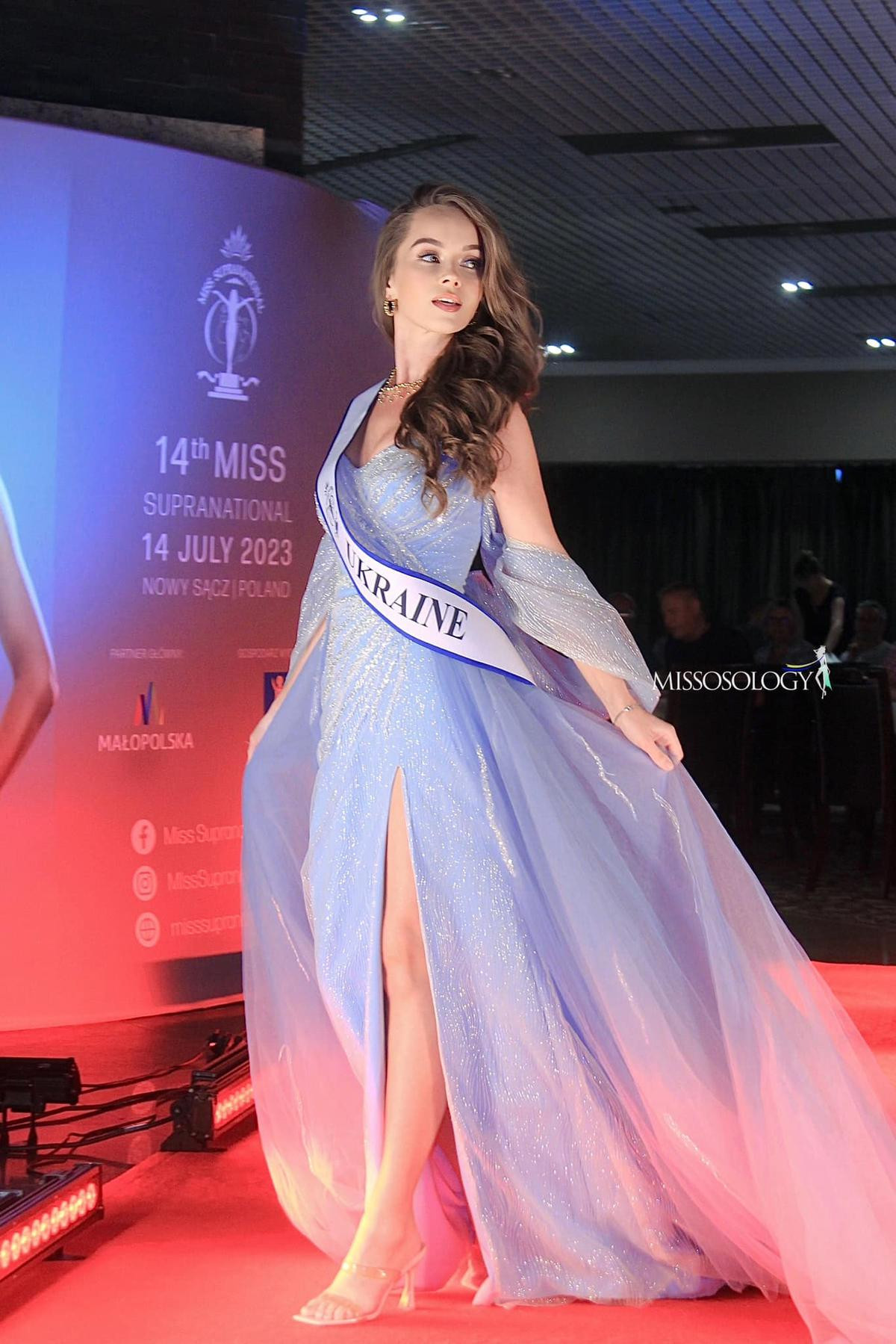 Top 10 bộ váy thanh lịch nhất tại Miss Supranational: Việt Nam đủ bén chưa? Ảnh 6