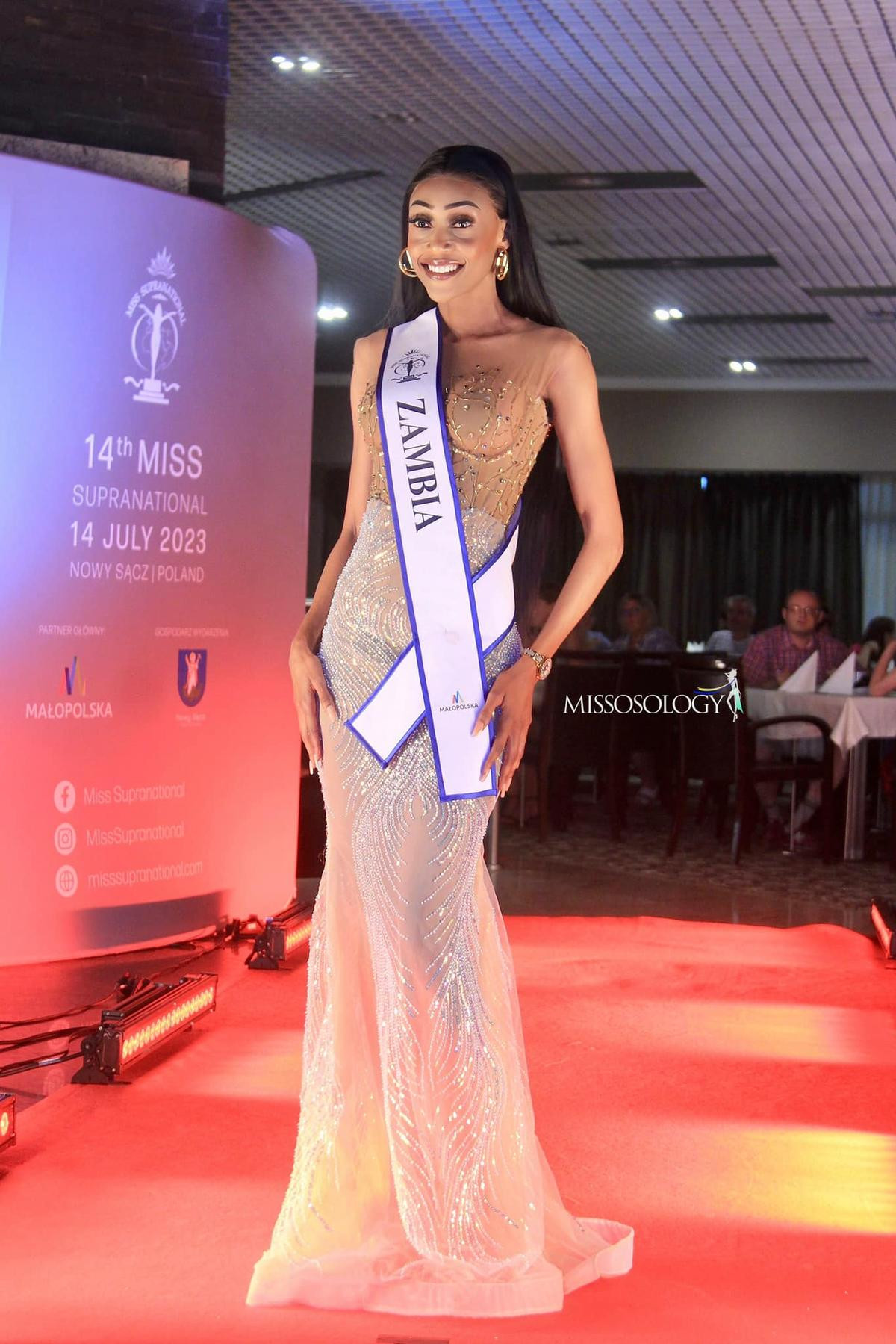 Top 10 bộ váy thanh lịch nhất tại Miss Supranational: Việt Nam đủ bén chưa? Ảnh 7