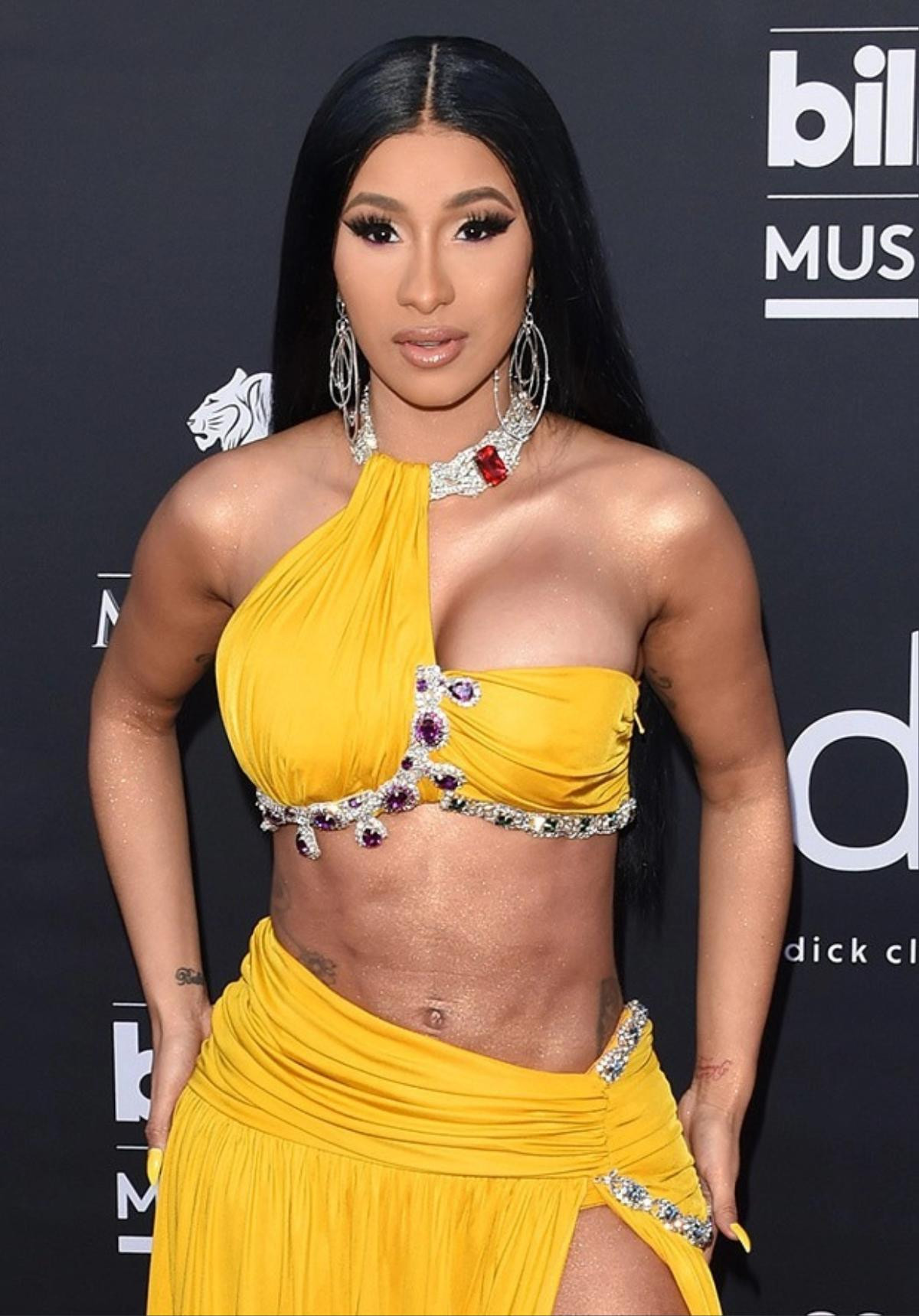 Cardi B đối diện với tội danh nào sau khi ném micro vào đầu khán giả? Ảnh 2