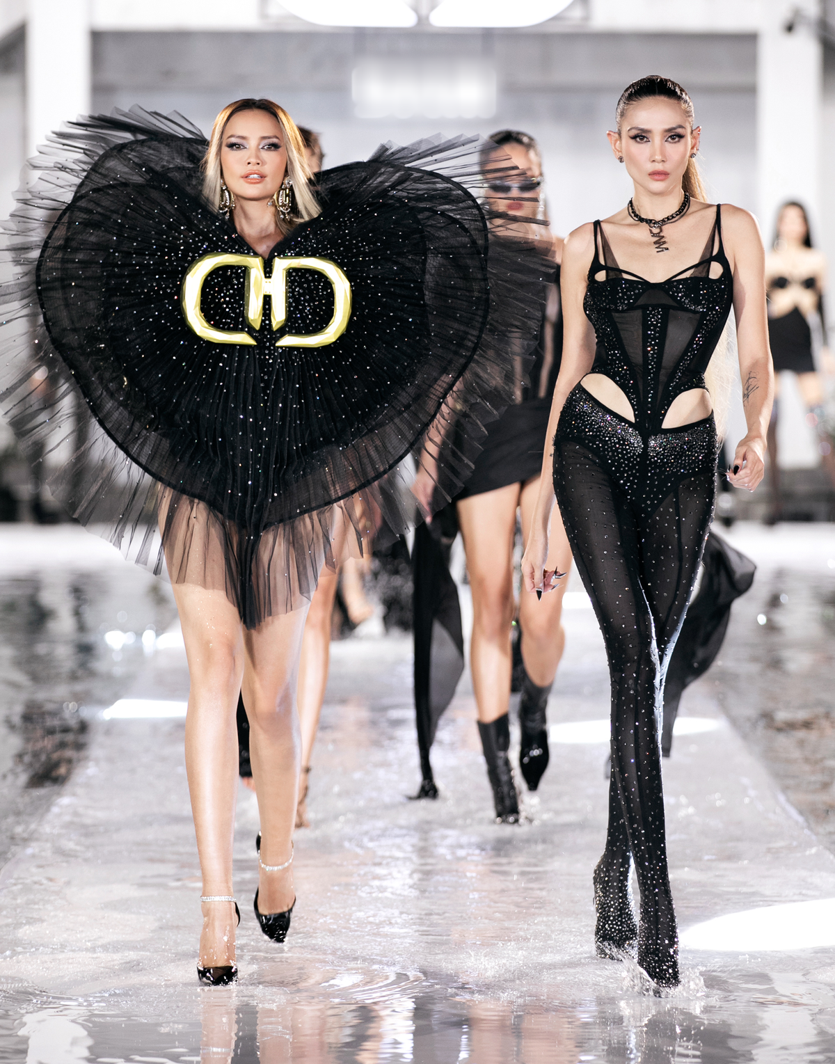 Hoa hậu Ngọc Châu, Minh Tú catwalk 'cực bén' trên sàn runway ngập nước Ảnh 8