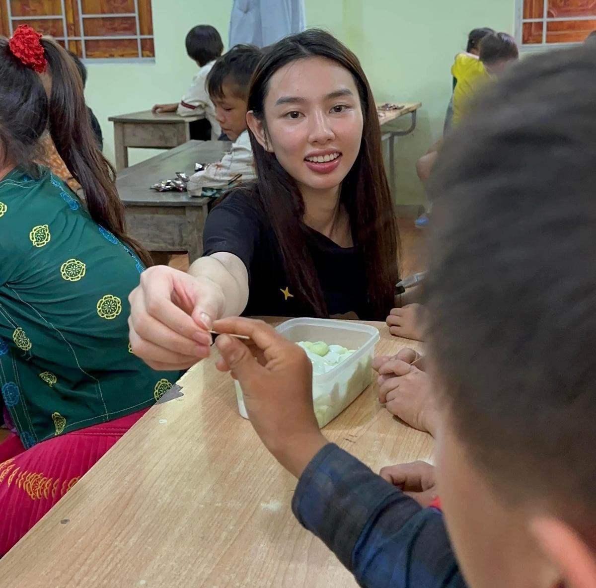 Thùy Tiên bị té xuống vực trong chuyến đi Hà Giang khiến dân tình thót tim Ảnh 2