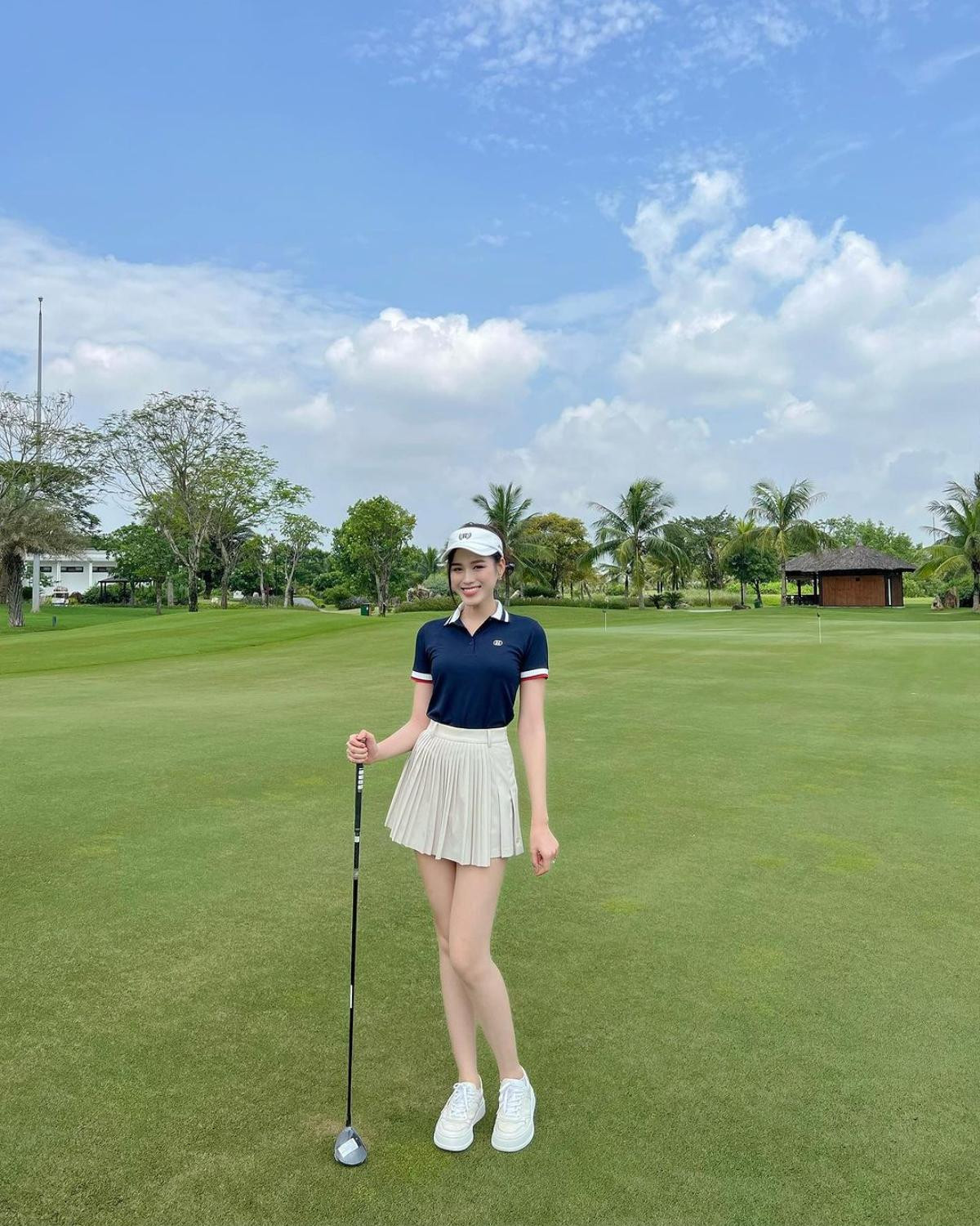 Đỗ Hà mặc váy ngắn cũn khoe đôi chân 1,11m trên sân golf Ảnh 2