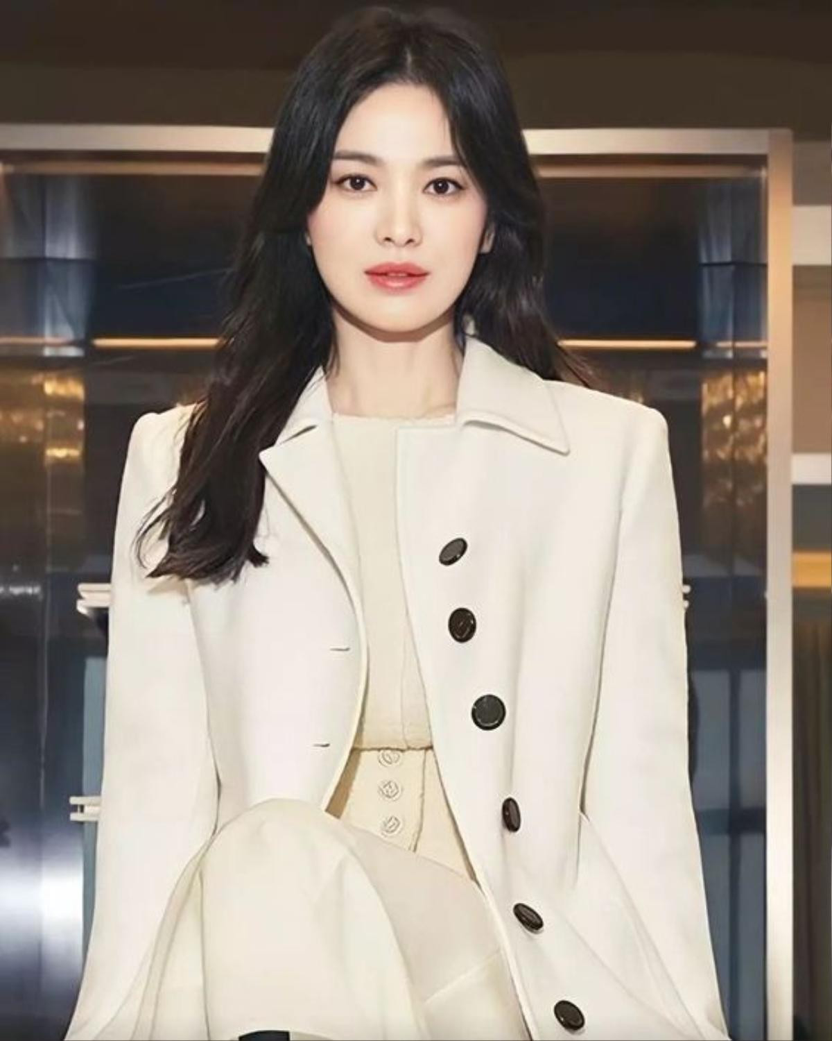 Song Hye Kyo bất ngờ lộ mặt mộc kém sắc bên một người đàn ông lạ mặt Ảnh 3