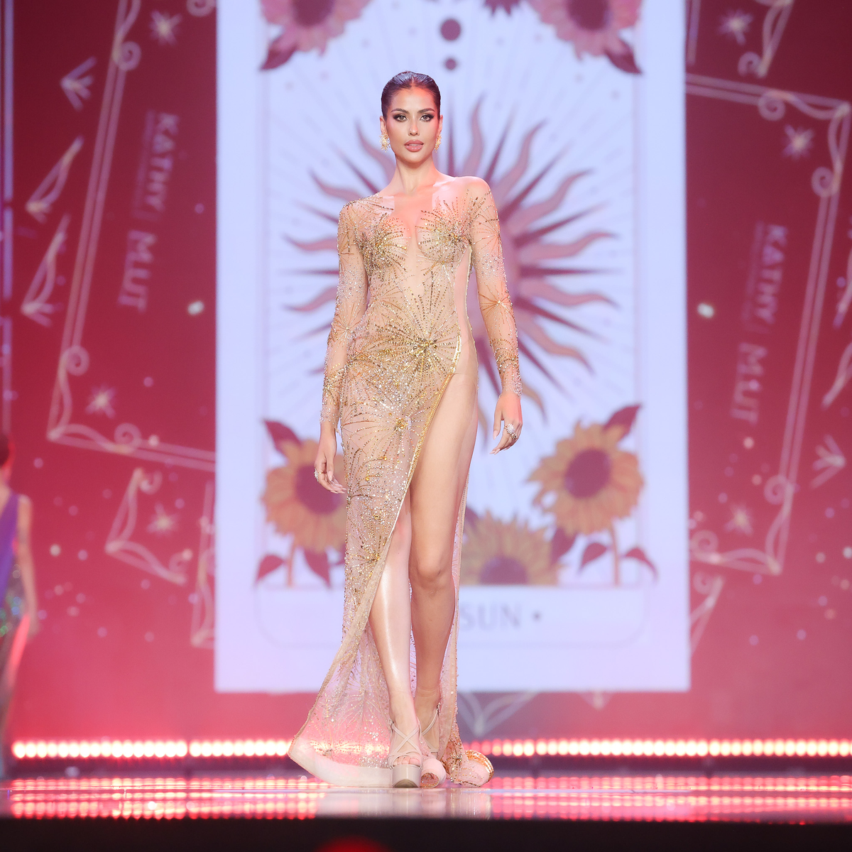 Bán kết Miss Universe Thailand: Thí sinh mặc váy dạ hội khoét xẻ cực 'hiểm hóc' Ảnh 1