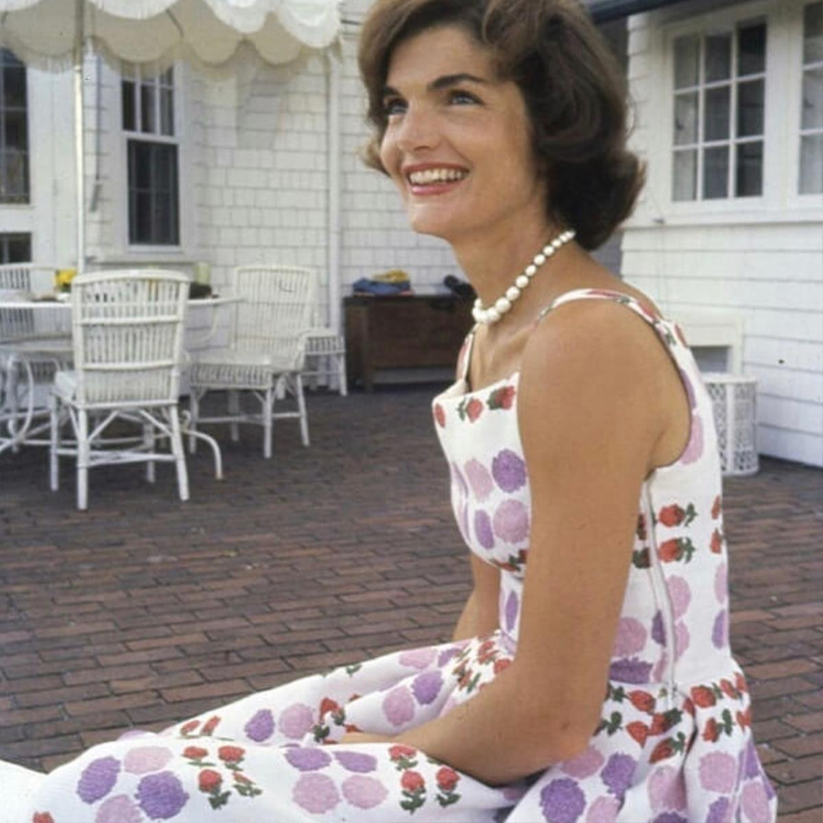 Đội khăn che tóc xấu và những mẹo làm đẹp đời thường của Jackie Kennedy Ảnh 7