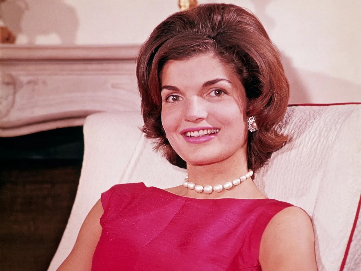 Đội khăn che tóc xấu và những mẹo làm đẹp đời thường của Jackie Kennedy Ảnh 4