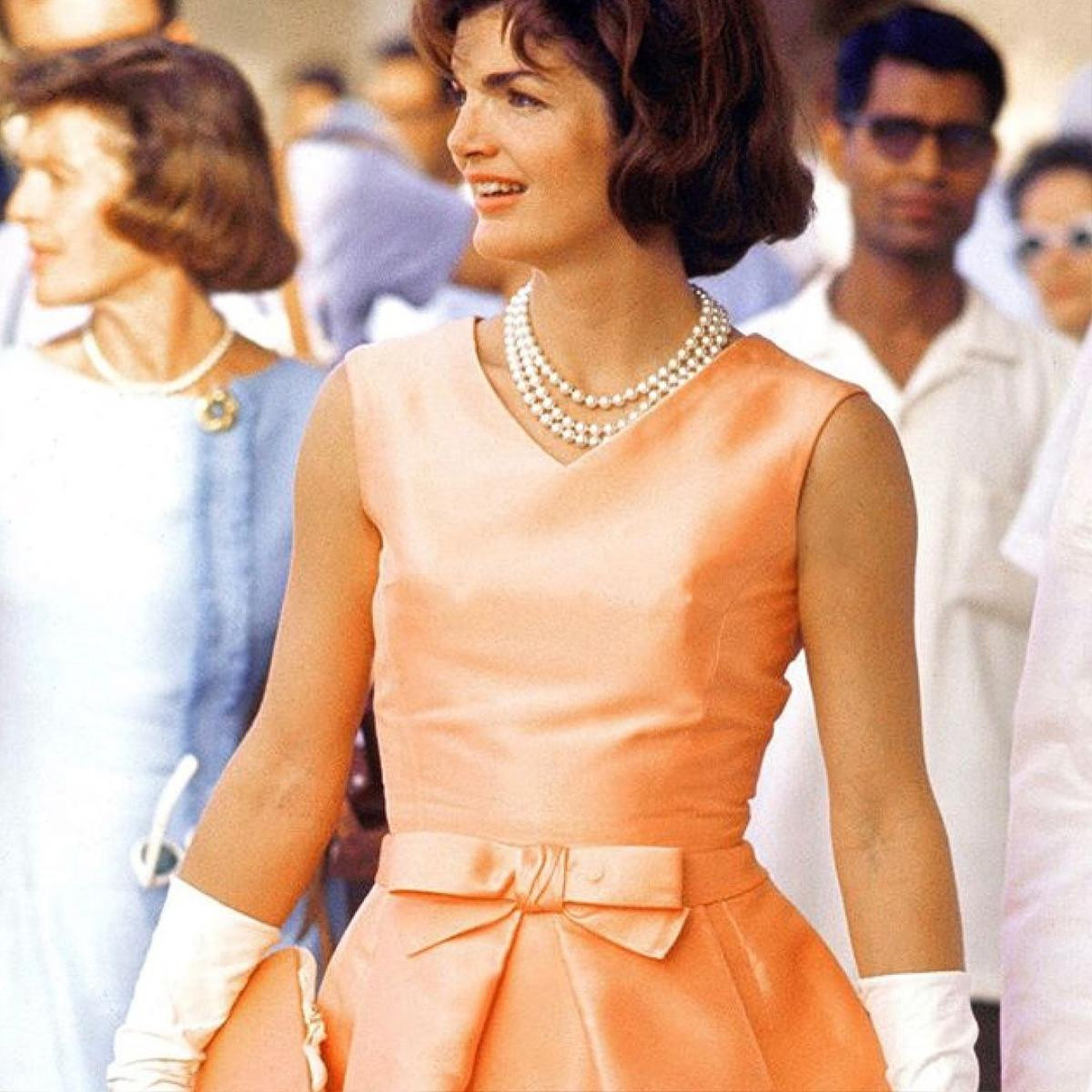 Đội khăn che tóc xấu và những mẹo làm đẹp đời thường của Jackie Kennedy Ảnh 8