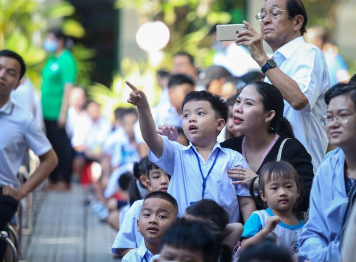 Sáng nay (21/8), học sinh lớp 1 toàn TP.HCM tựu trường năm học mới 2023 - 2024 Ảnh 1