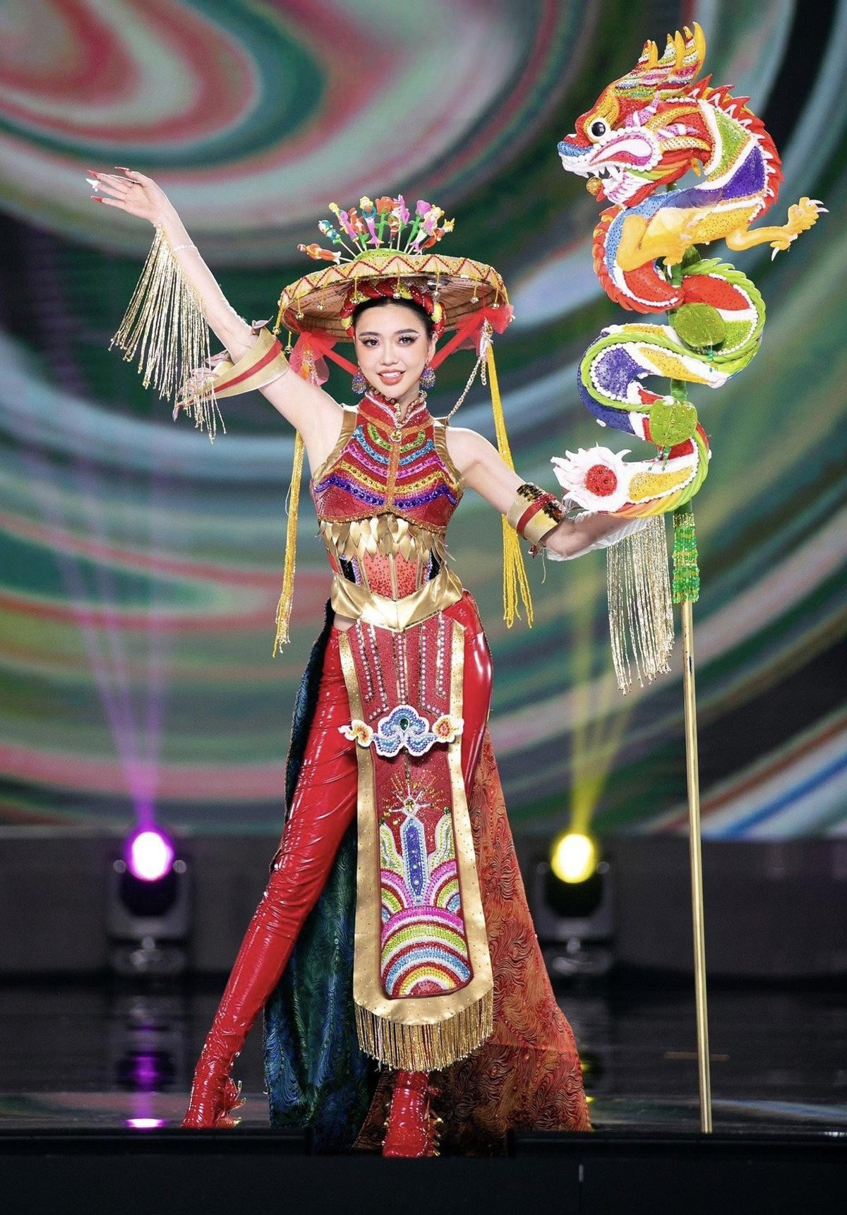 Đỏ mặt trước khoảnh khắc thí sinh lộ nội y tại chung khảo Miss Grand VN 2023 Ảnh 3