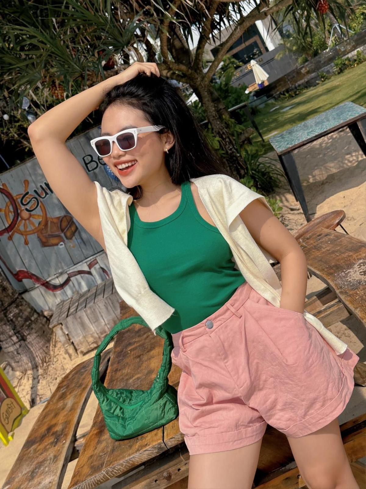 Rời xa outfit thường ngày, Phương Mỹ Chi gặp ngay 'bão tố' với style gợi cảm Ảnh 10