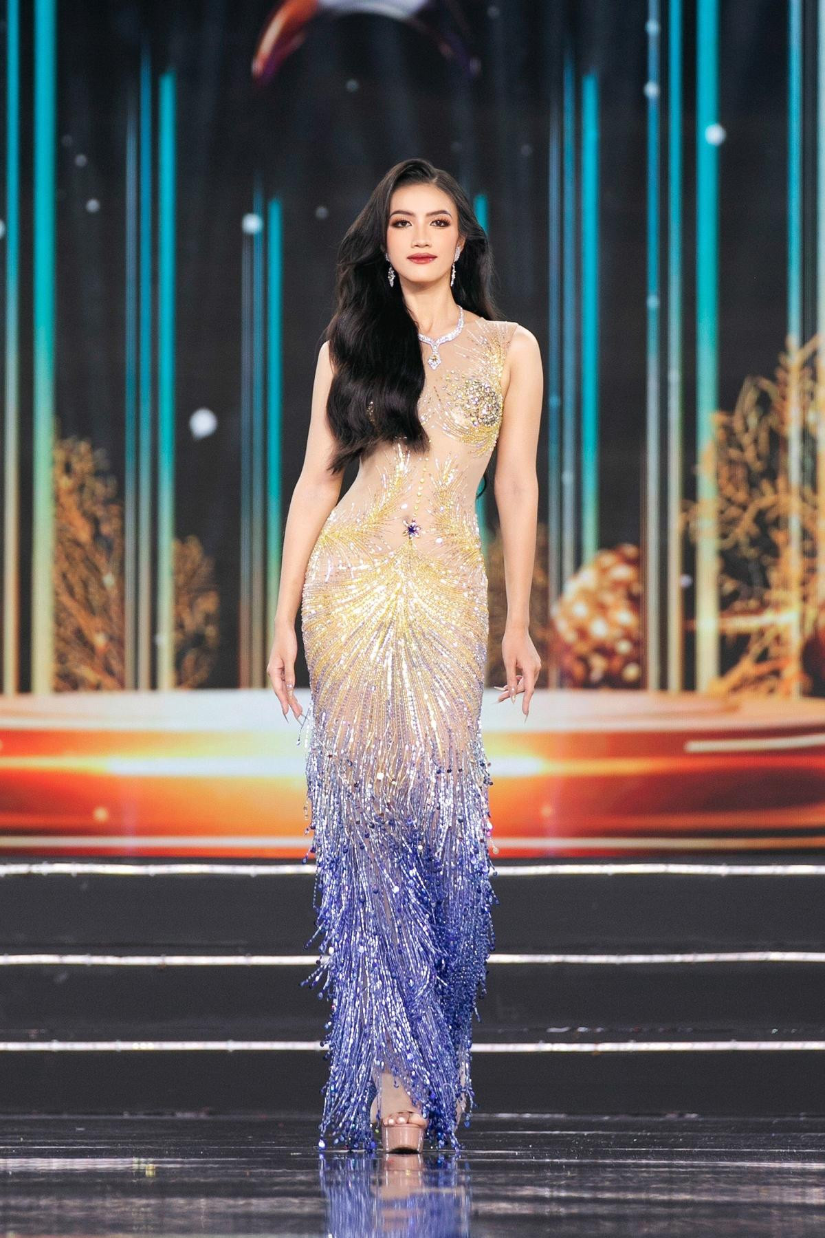 Top 10 Miss Grand VN 2023 khoe sắc sáng bừng sân khấu: Ai làm lại mấy chị nữa? Ảnh 8