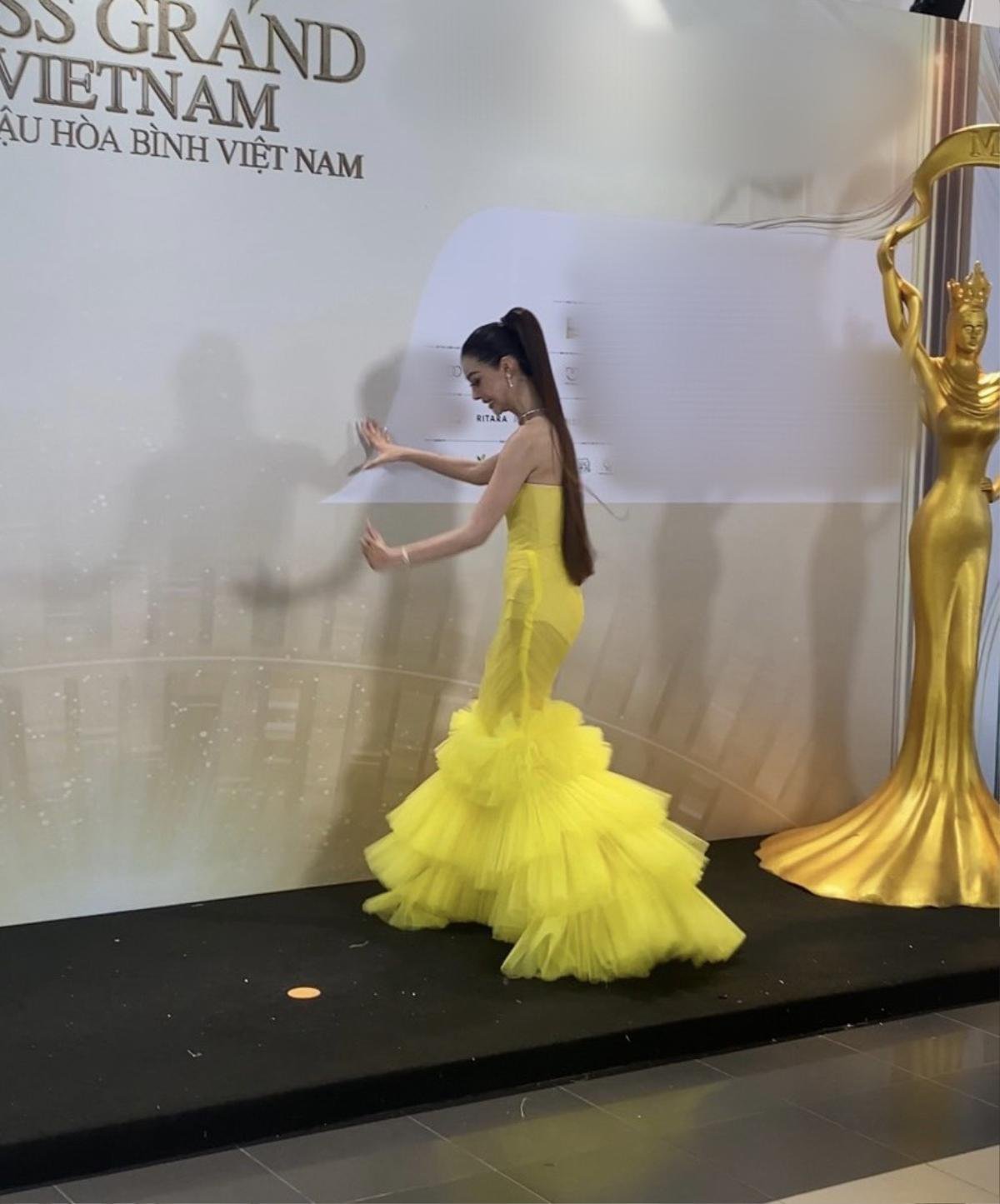 Á hậu Kiều Loan vấp ngã trên thảm đỏ Miss Grand Vietnam 2023 Ảnh 2