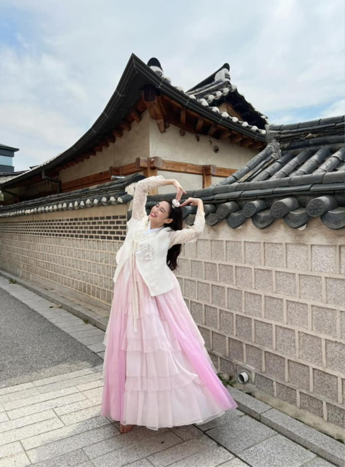 Đỗ Thị Hà diện Hanbok 'đốn tim' fan, được khen xinh như gái Hàn Ảnh 3