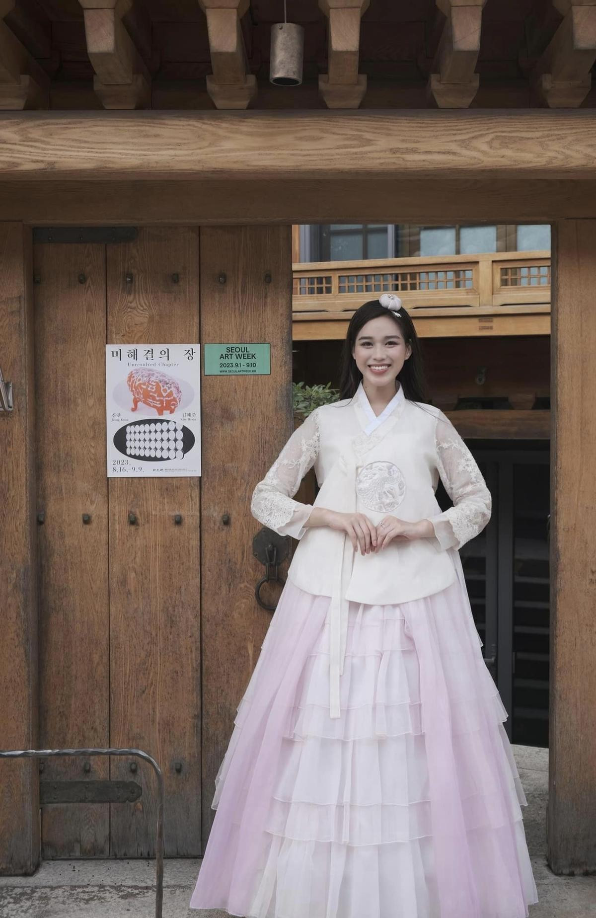 Đỗ Thị Hà diện Hanbok 'đốn tim' fan, được khen xinh như gái Hàn Ảnh 1