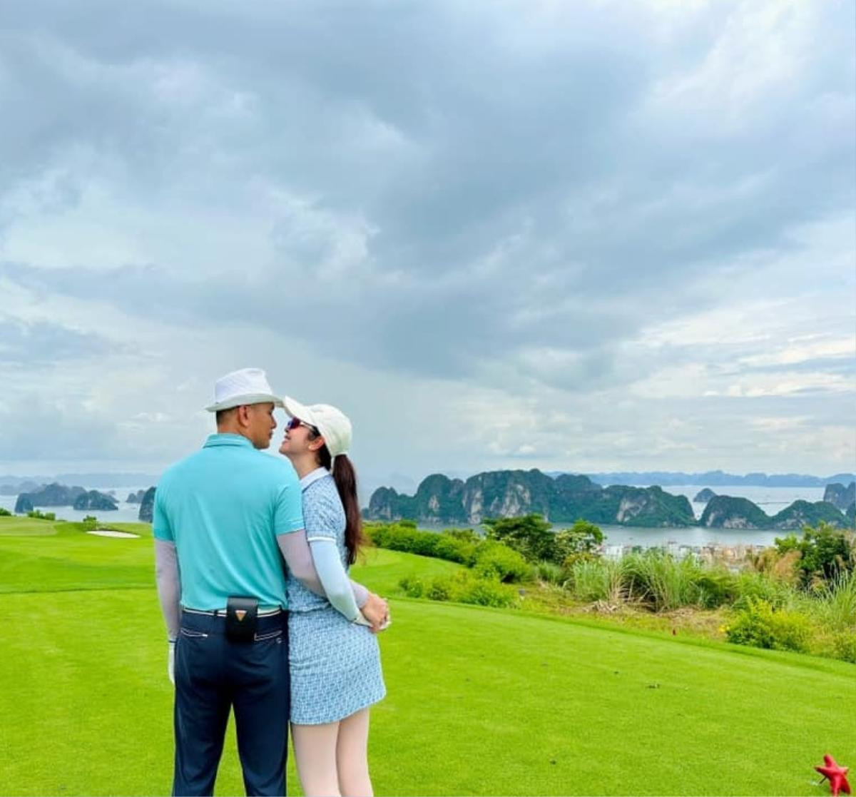 Jennifer Phạm cùng chồng doanh nhân đi đánh golf, có cử chỉ 'tình bể bình'! Ảnh 4