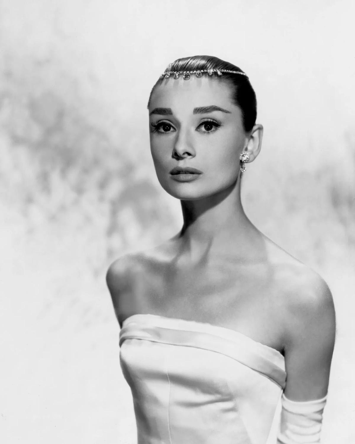 Mở khóa bí quyết làm đẹp của huyền thoại nhan sắc Audrey Hepburn Ảnh 7