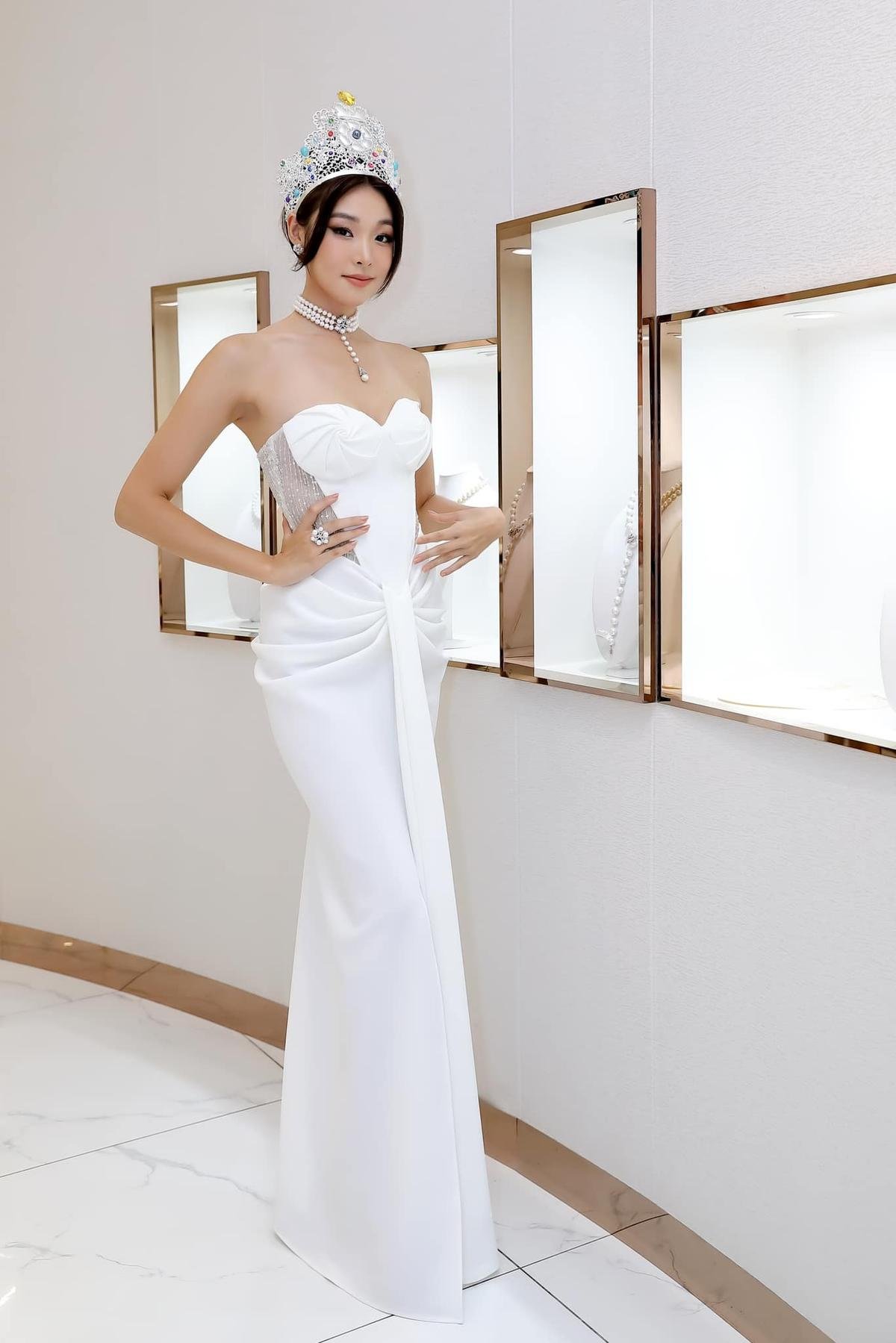 Dàn hoa hậu diện dạ hội tôn dáng: Miss Earth gợi cảm, Thùy Linh tựa nữ thần Ảnh 12