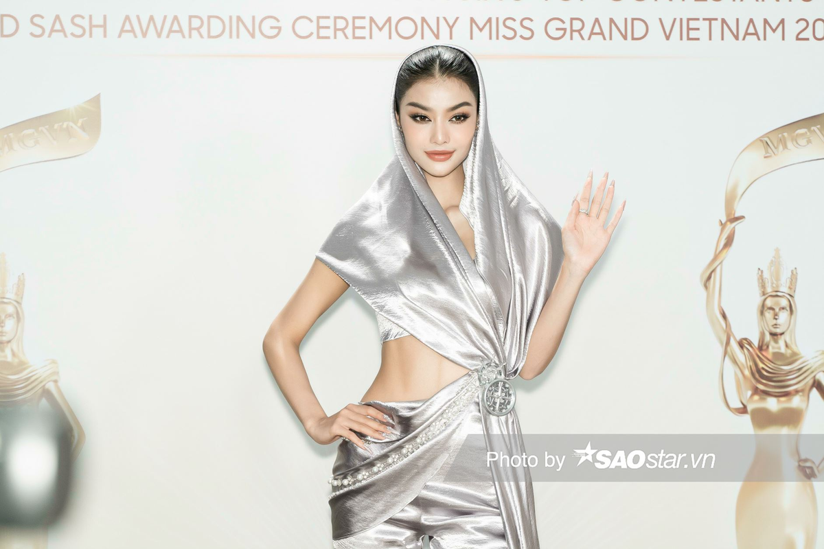 Phương Nhi khoe 'núi đôi' lấp ló, Thuỳ Tiên chặt chém trên thảm đỏ Miss Grand VN Ảnh 7