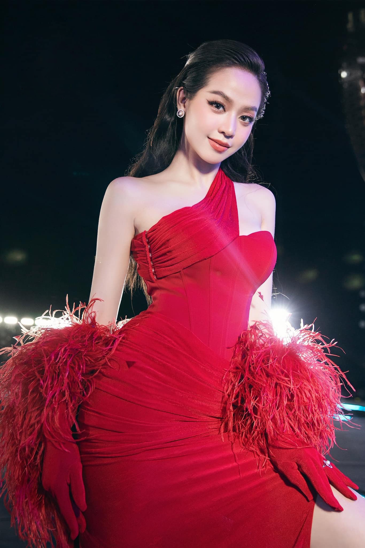 Thanh Thủy khoe visual sáng bừng cạnh đàn chị, fan ồ ạt xúi đi thi Miss World Ảnh 5