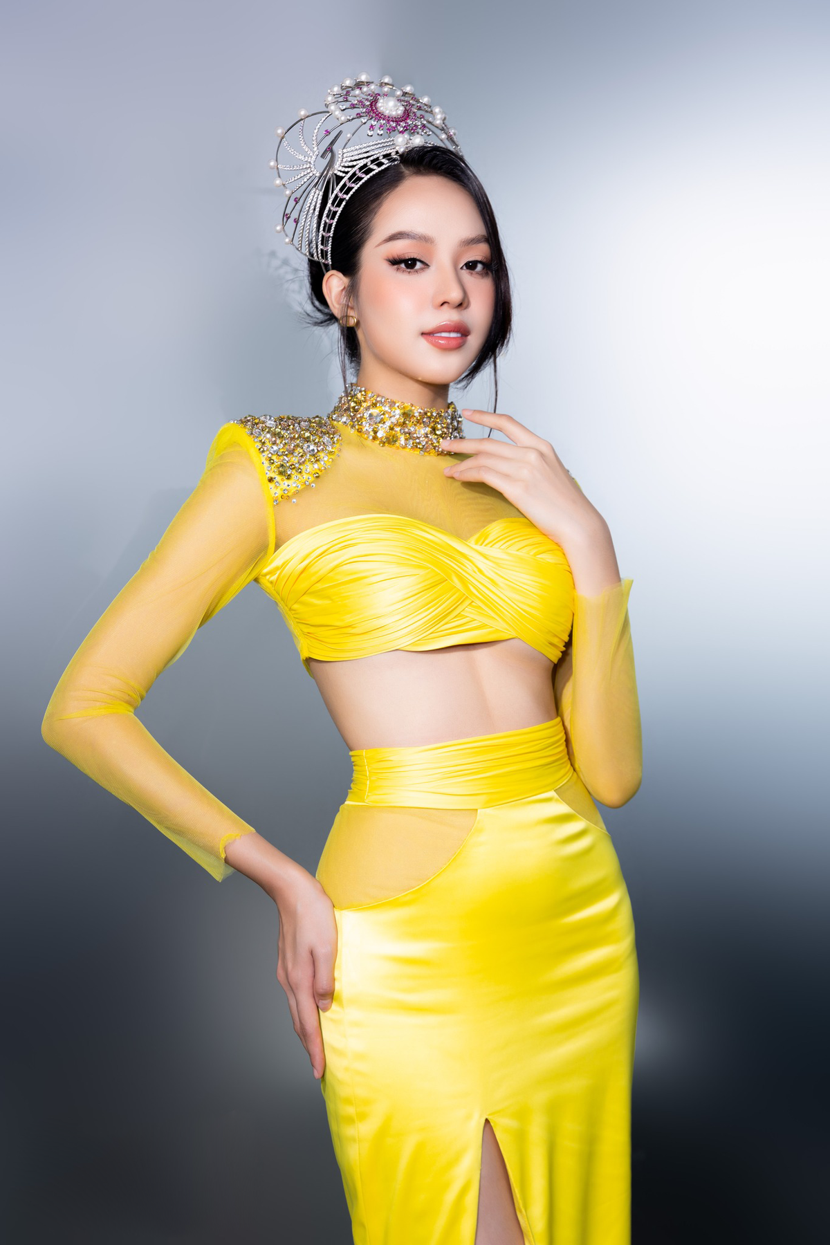 Thanh Thủy khoe visual sáng bừng cạnh đàn chị, fan ồ ạt xúi đi thi Miss World Ảnh 4