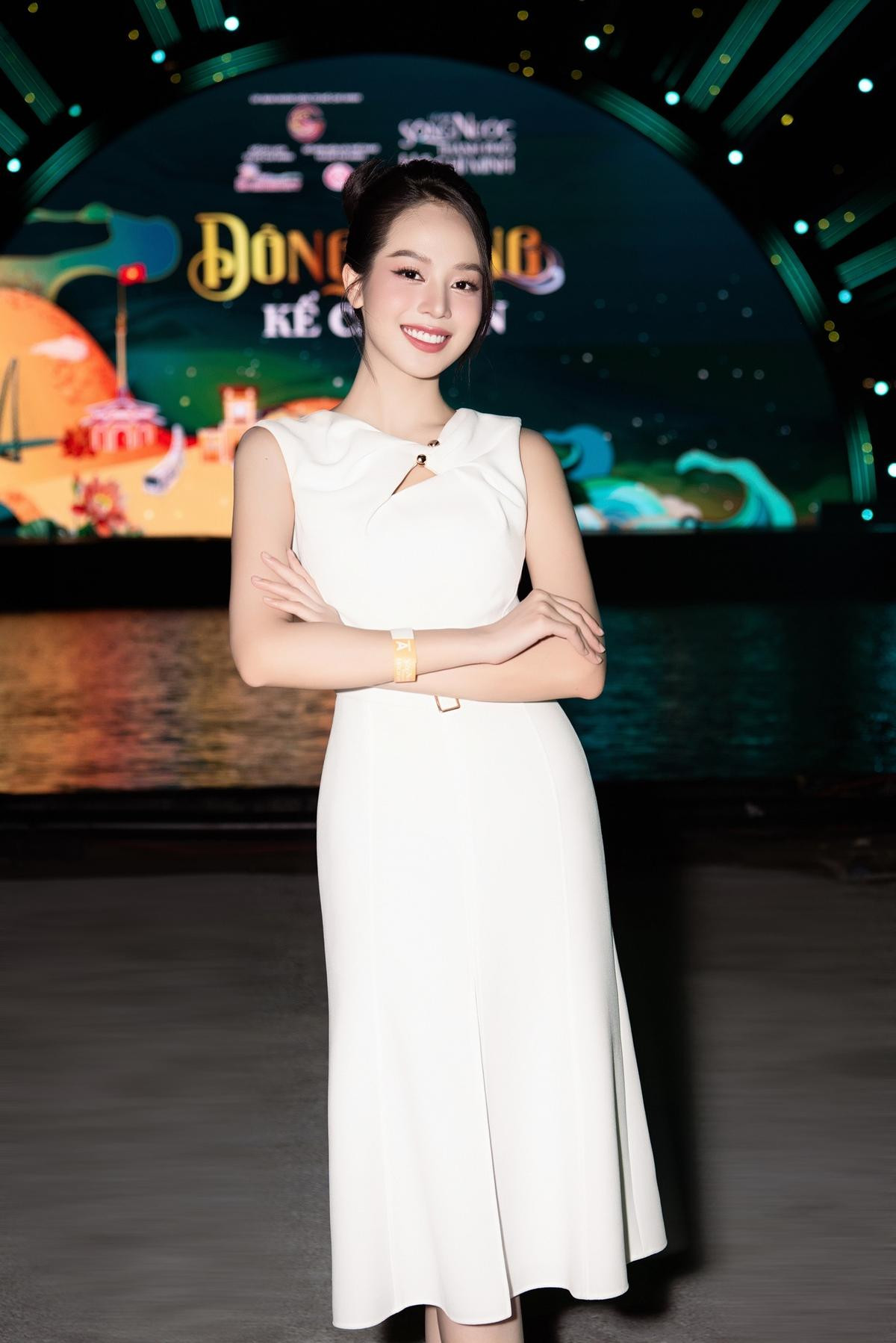 Thanh Thủy khoe visual sáng bừng cạnh đàn chị, fan ồ ạt xúi đi thi Miss World Ảnh 6