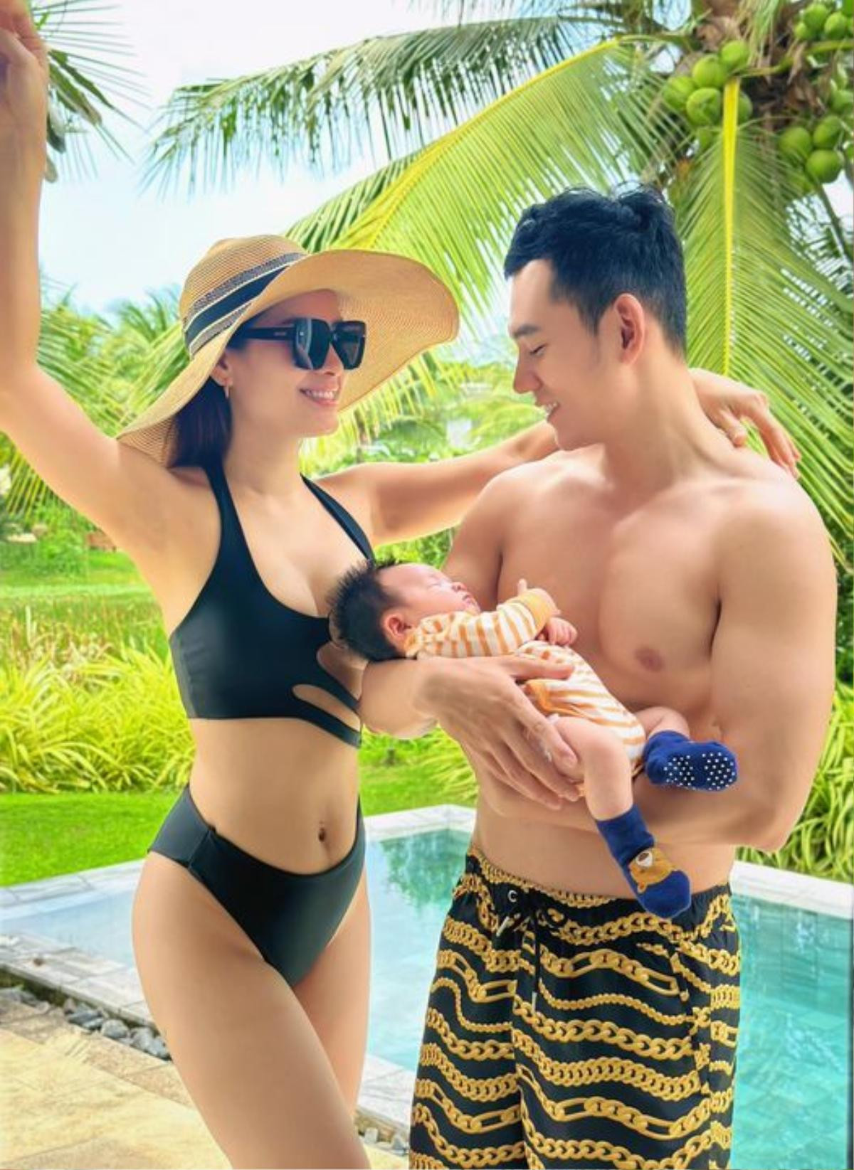 Phương Trinh Jolie tự tin diện bikini sau sinh, ái nữ chủ động làm 'phó nháy' Ảnh 1