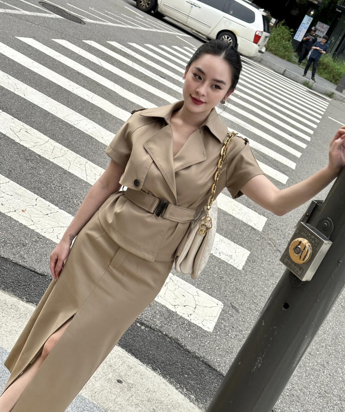 Street style của mẫu ảnh đẹp nao lòng, xứng danh 'ngọc nữ lookbook không tuổi' Ảnh 1