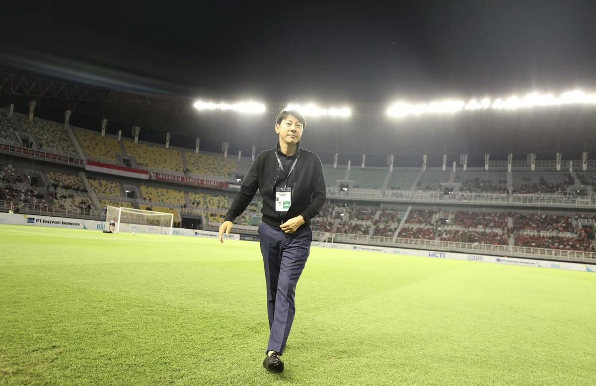 HLV Shin Tae Yong đối đầu ông Troussier: Gió có đổi chiều? Ảnh 1