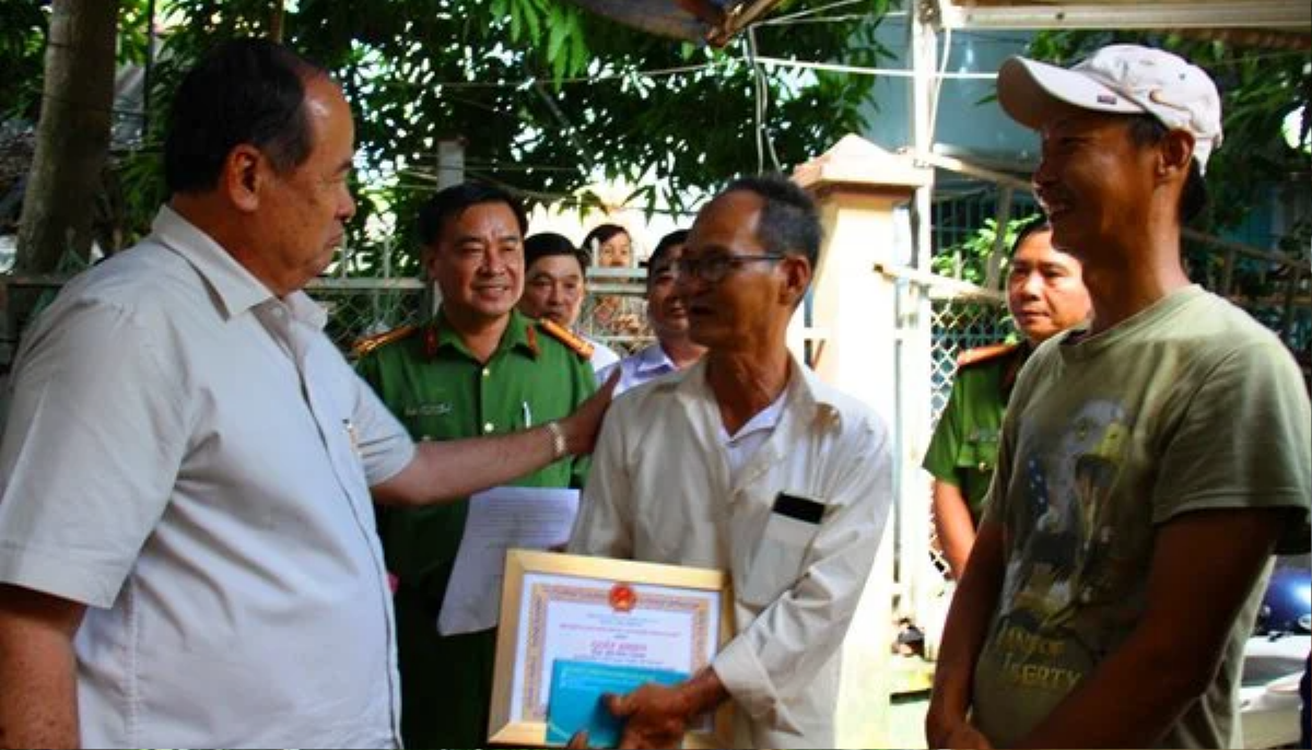 Lao xuống dòng nước cứu bé trai, người đàn ông khiến nhiều người cảm kích Ảnh 1