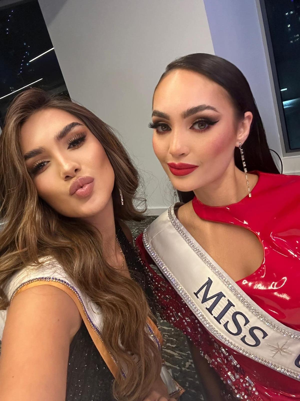 Đương kim Miss Supranational đại chiến cam thường với Miss Universe, ai lép vế? Ảnh 1