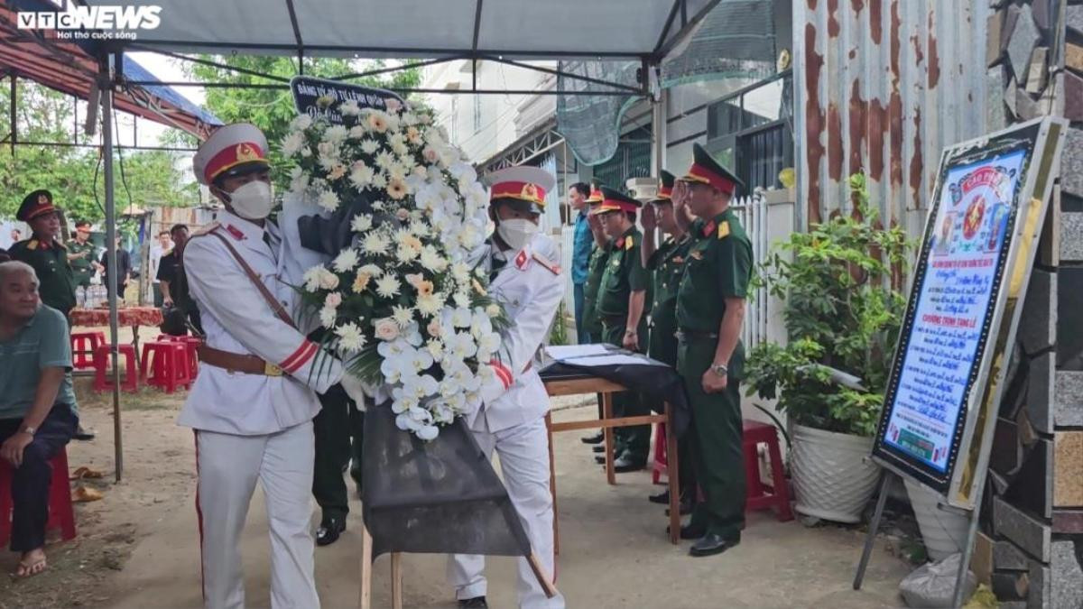 Nghẹn ngào lễ tang Trung tá hy sinh vì cứu dân: Sinh nhật cũng là ngày tiễn biệt Ảnh 1