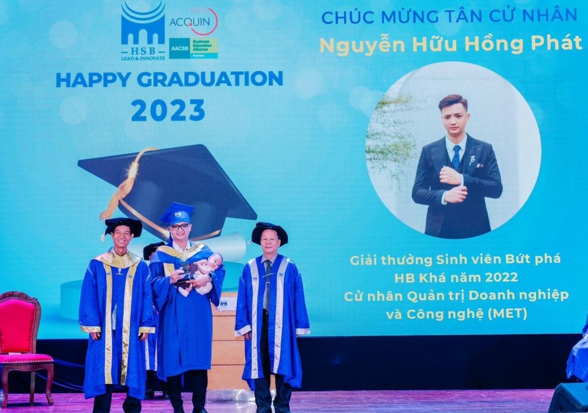 Nam sinh SN 2001 bế con nhỏ 3 tháng tuổi lên nhận bằng tốt nghiệp đại học Ảnh 2