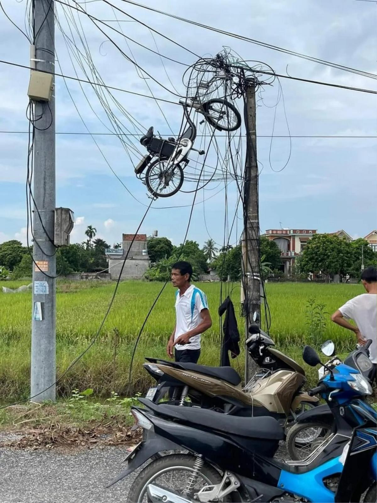 Xe đạp 'bay' lơ lửng giữa đống đường điện, xem camera mới biết nguyên nhân Ảnh 1