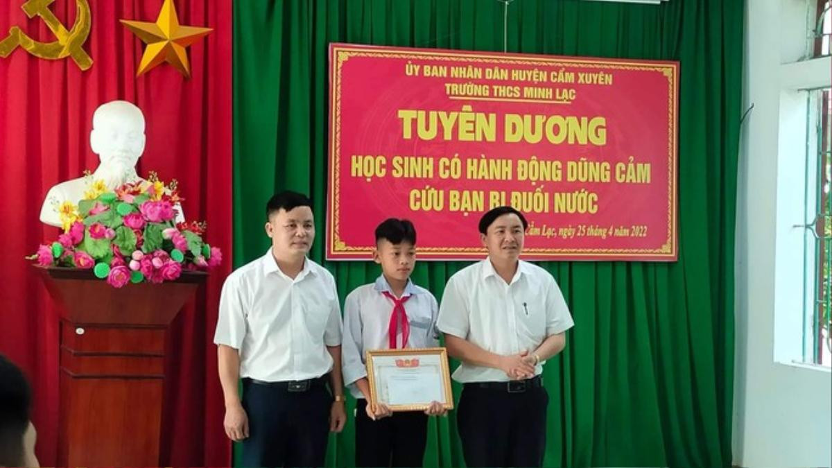 Thấy 2 em nhỏ chới với dưới dòng nước sâu, 2 nam sinh có hành động gây cảm kích Ảnh 2