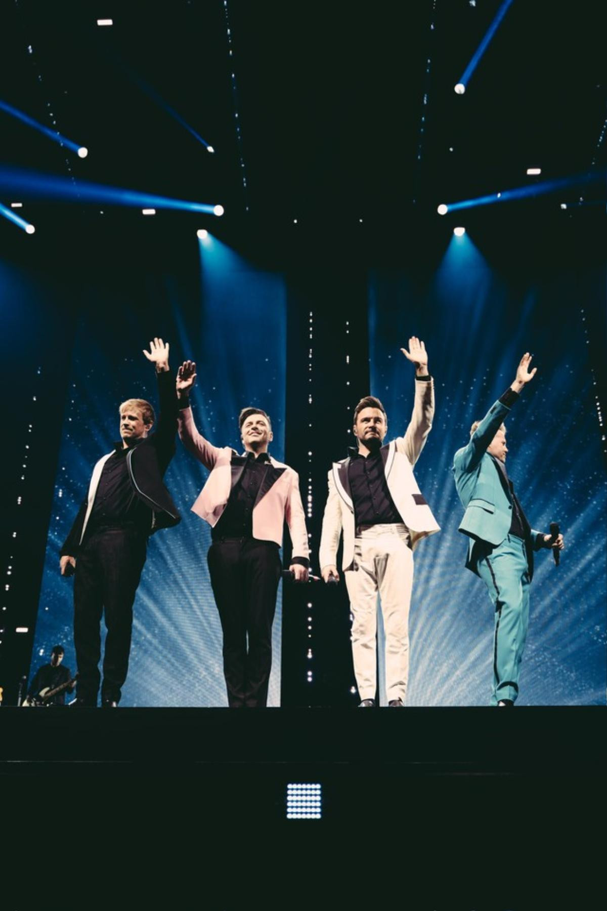 Concert Westlife 'cháy vé' chỉ sau vài tiếng mở bán, BTC cảnh báo người hâm mộ Ảnh 1