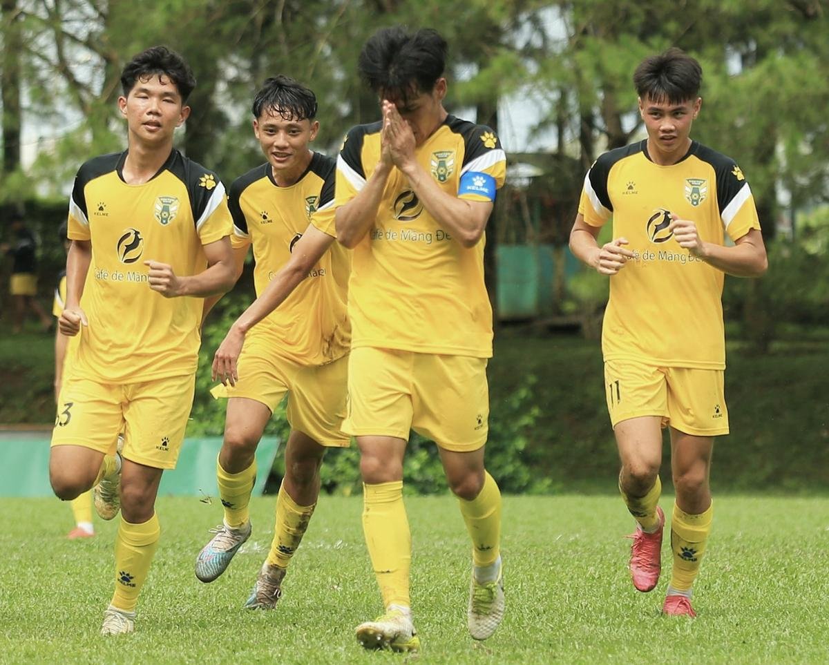 Hành động đẹp của cầu thủ Kon Tum FC ở vòng loại U21 Quốc gia 2023 Ảnh 1