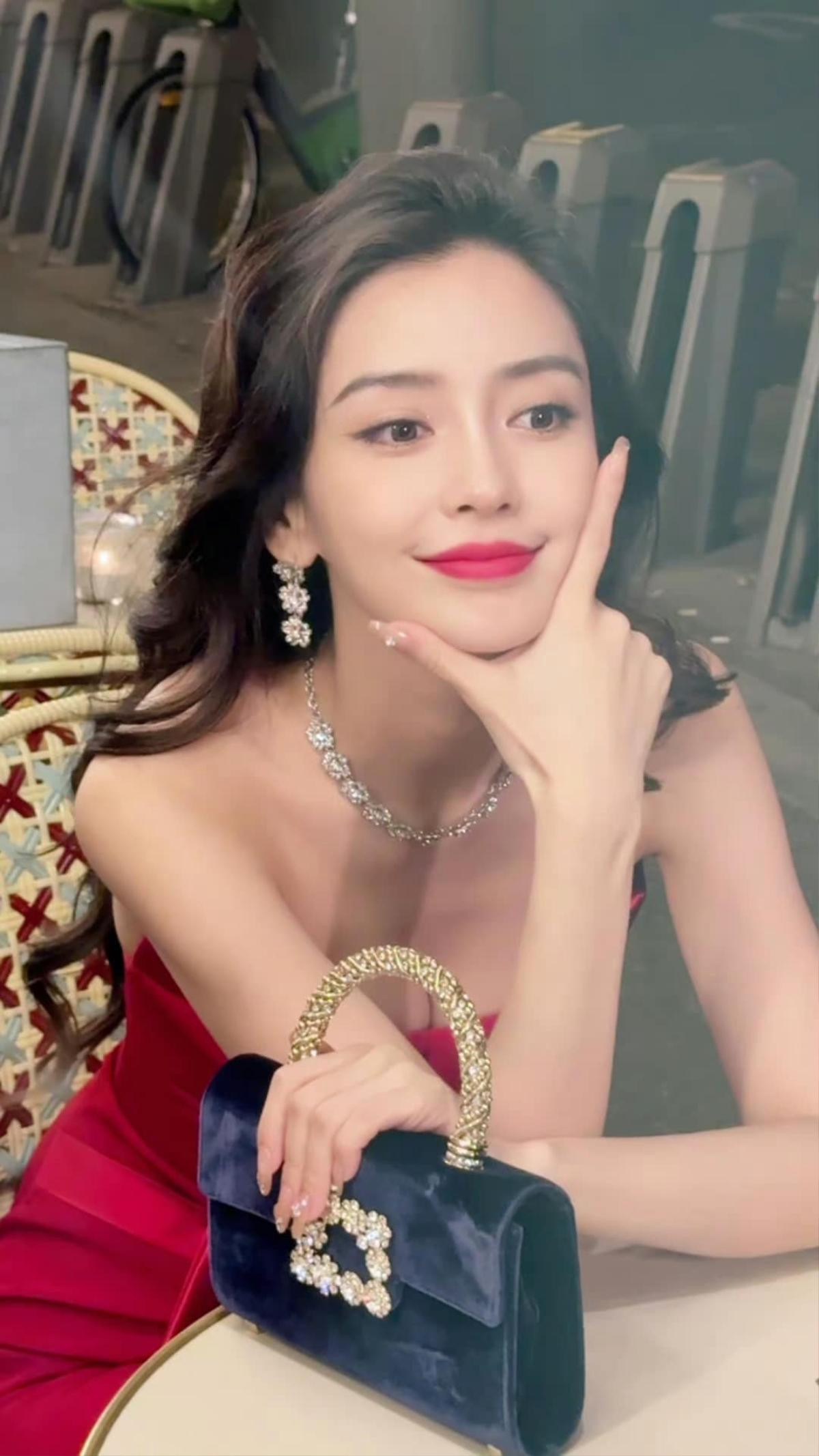 Angelababy, Trương Gia Nghê bị mắng thậm tệ vì đi xem show của Lisa ở Paris Ảnh 4