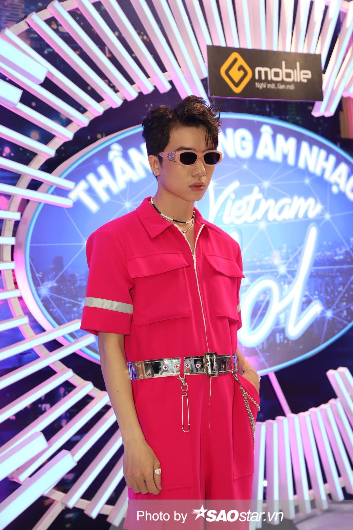 Xuân Định 'bắn rap' giới thiệu bản thân, 'quậy đục nước' ở liveshow 4 Vietnam Idol Ảnh 1