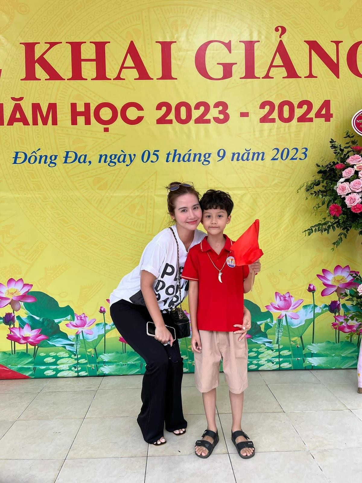 Vân Trang, Huyền Lizzie và dàn sao háo hức đưa nhóc tỳ dự lễ khai giảng sáng nay Ảnh 7