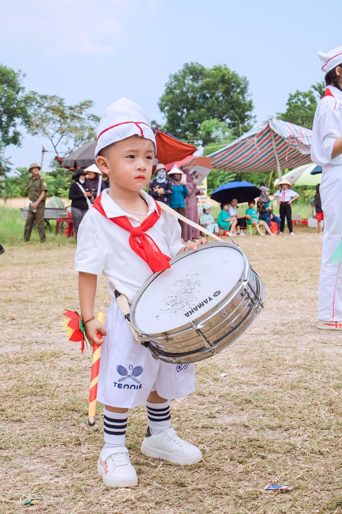 Cưng xỉu em bé 3 tuổi đánh trống trong đoàn giễu hành gây sốt mạng xã hội Ảnh 1