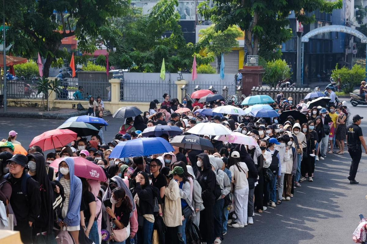 Fan meeting Mỹ Tâm: Người hâm mộ rần rần tụ họp, đội nắng chờ gặp thần tượng Ảnh 2