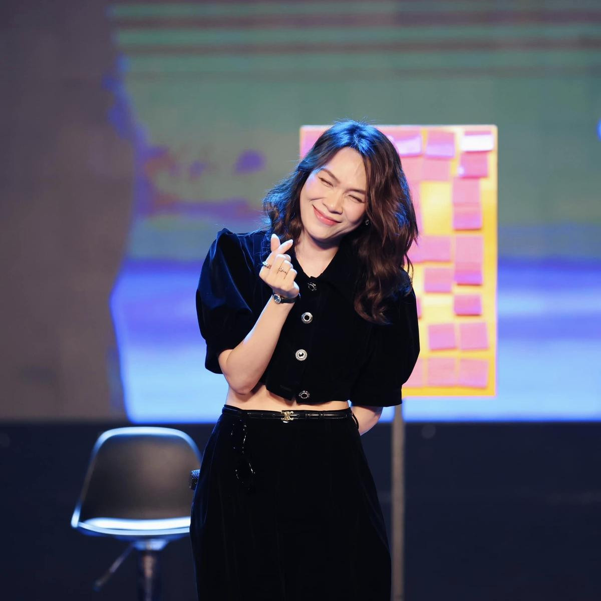 Hà Anh Tuấn bất ngờ xuất hiện tại sự kiện fan meeting của Mỹ Tâm, còn ôm eo đầy ngọt ngào? Ảnh 4