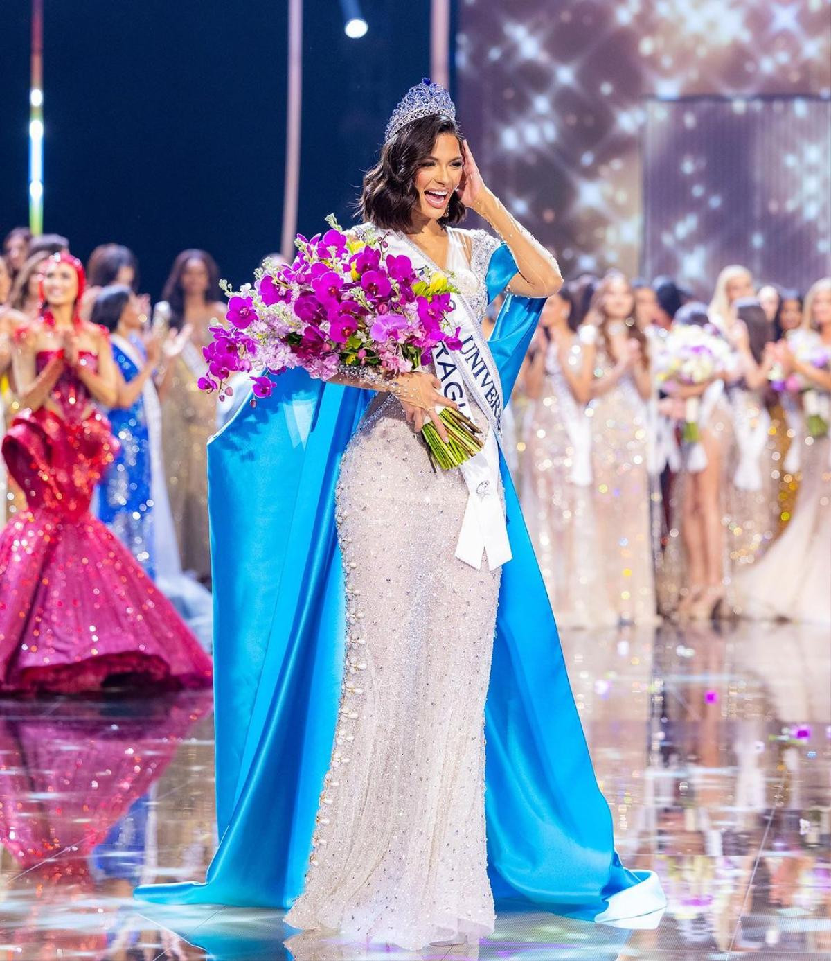 Ăn diện xuống phố đón giao thừa, Miss Universe 2023 nhận phản ứng bất ngờ từ netizen Ảnh 6