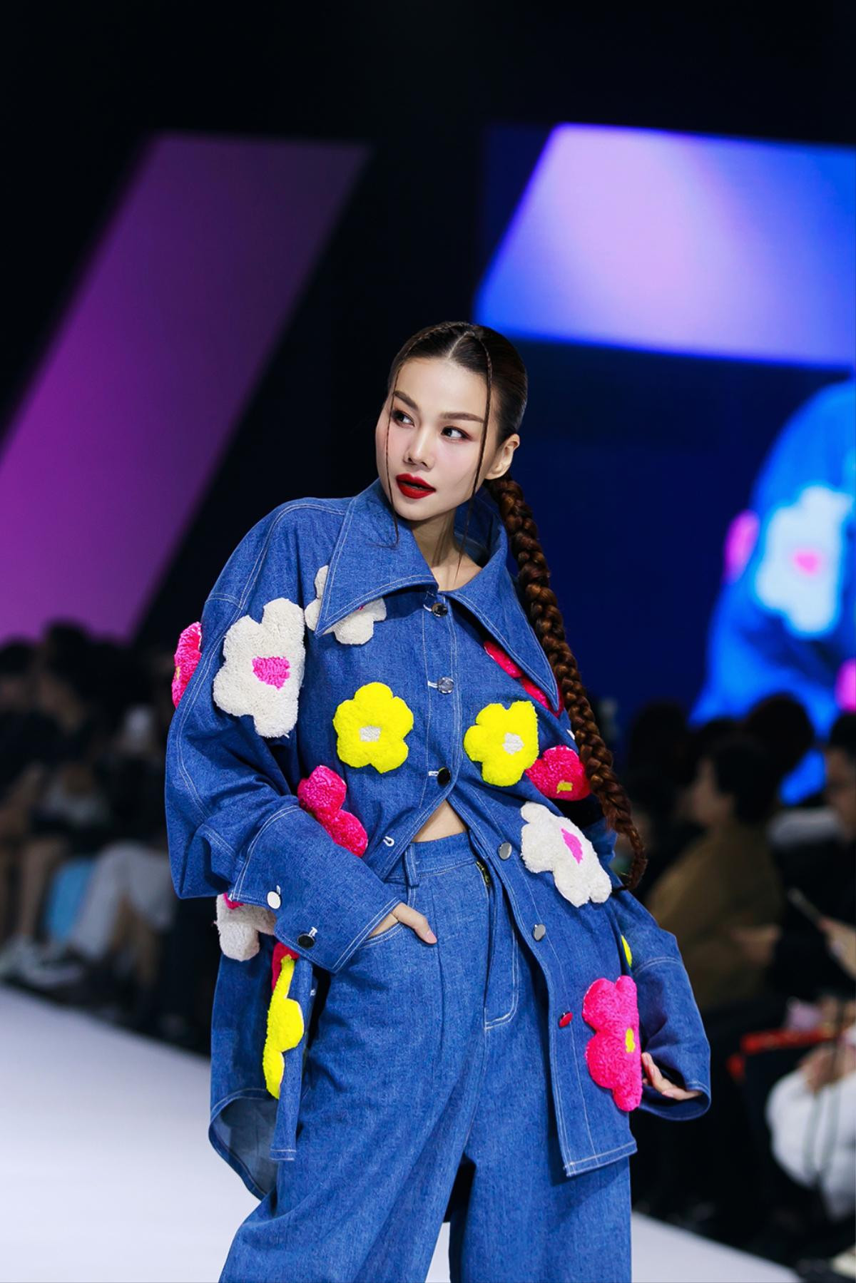 Siêu mẫu Thanh Hằng bị sốt vẫn catwalk đầy thần thái, khiến 'đàn em' phải ngưỡng mộ vì điều này Ảnh 1