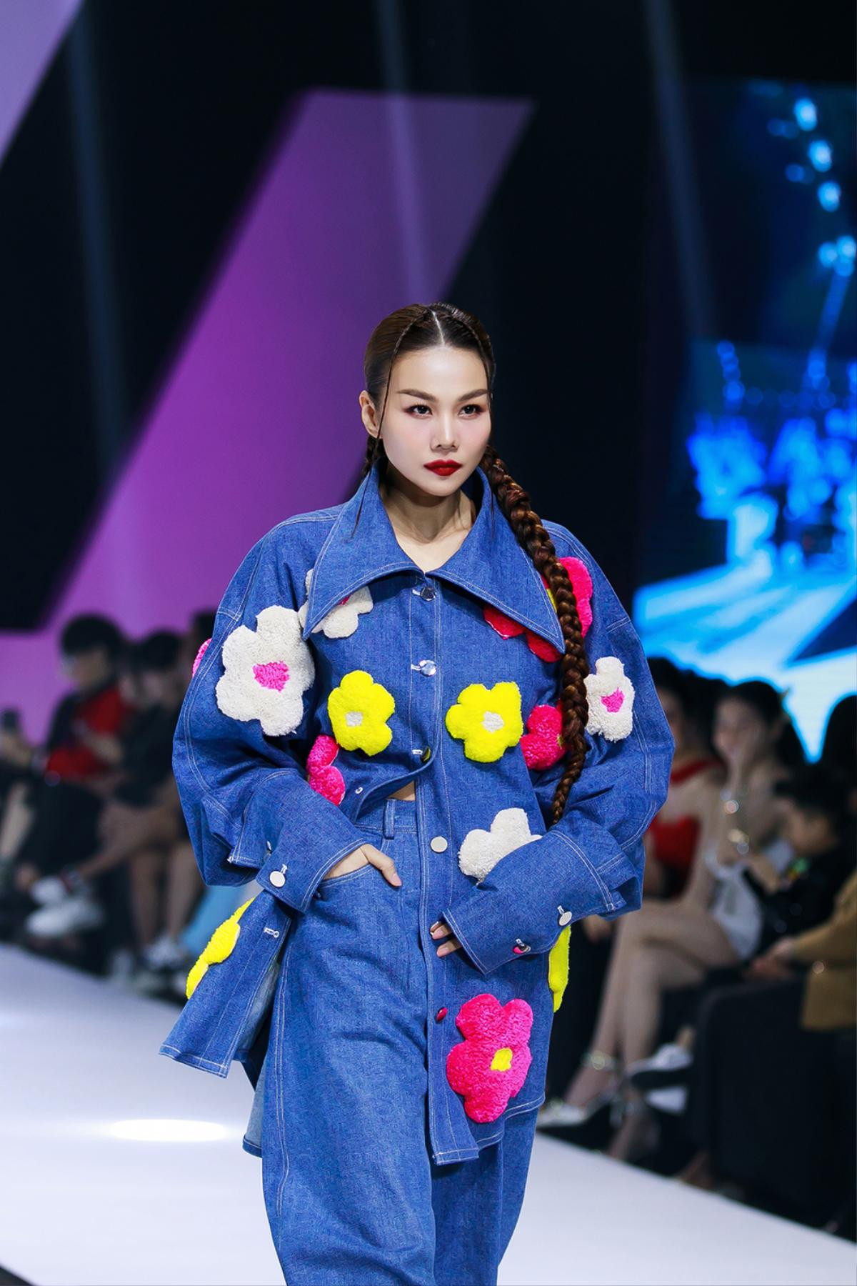 Siêu mẫu Thanh Hằng bị sốt vẫn catwalk đầy thần thái, khiến 'đàn em' phải ngưỡng mộ vì điều này Ảnh 2