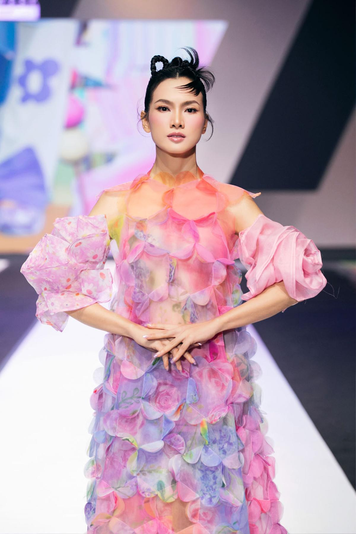 Đông Nhi và con gái Winnie được khen khi lần đầu diễn catwalk Ảnh 8